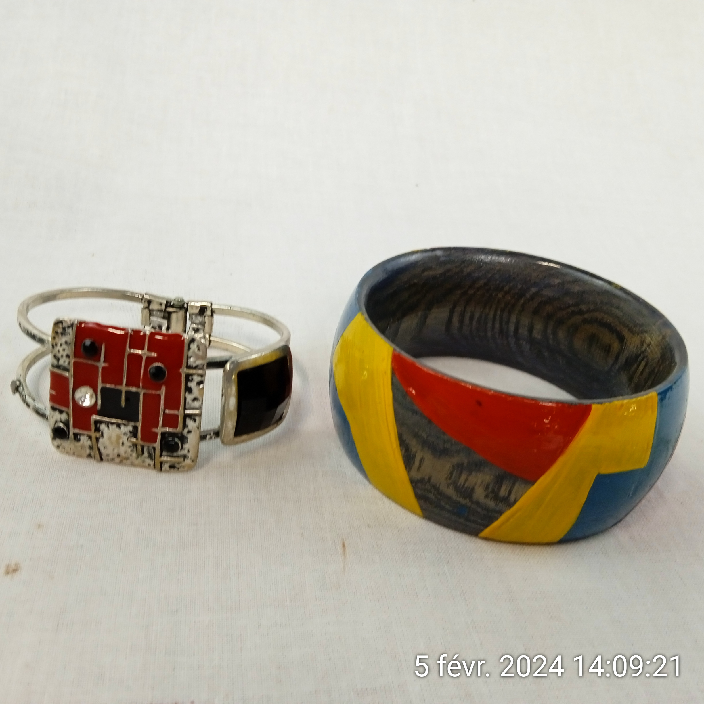 Lot de 2 bracelets manchettes en bois et en métal Très bon état - Vue 5 - 