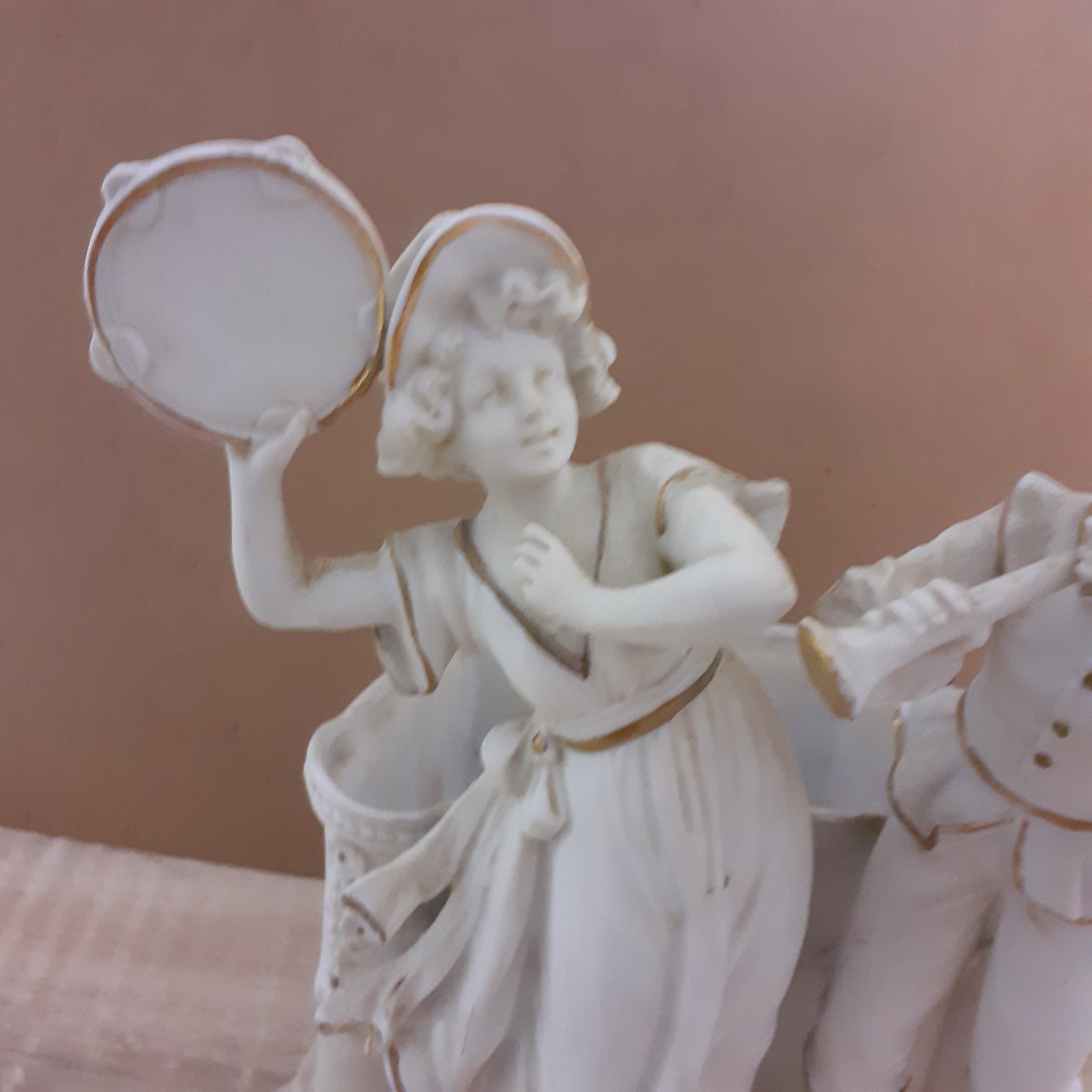 Voir photo 2 de Vide poche ou petit vase en biscuit ancien représentant des musiciens . Vide poche ou petit vase en biscuit ancien représentant des musiciens . Bon état - Vue 2 -