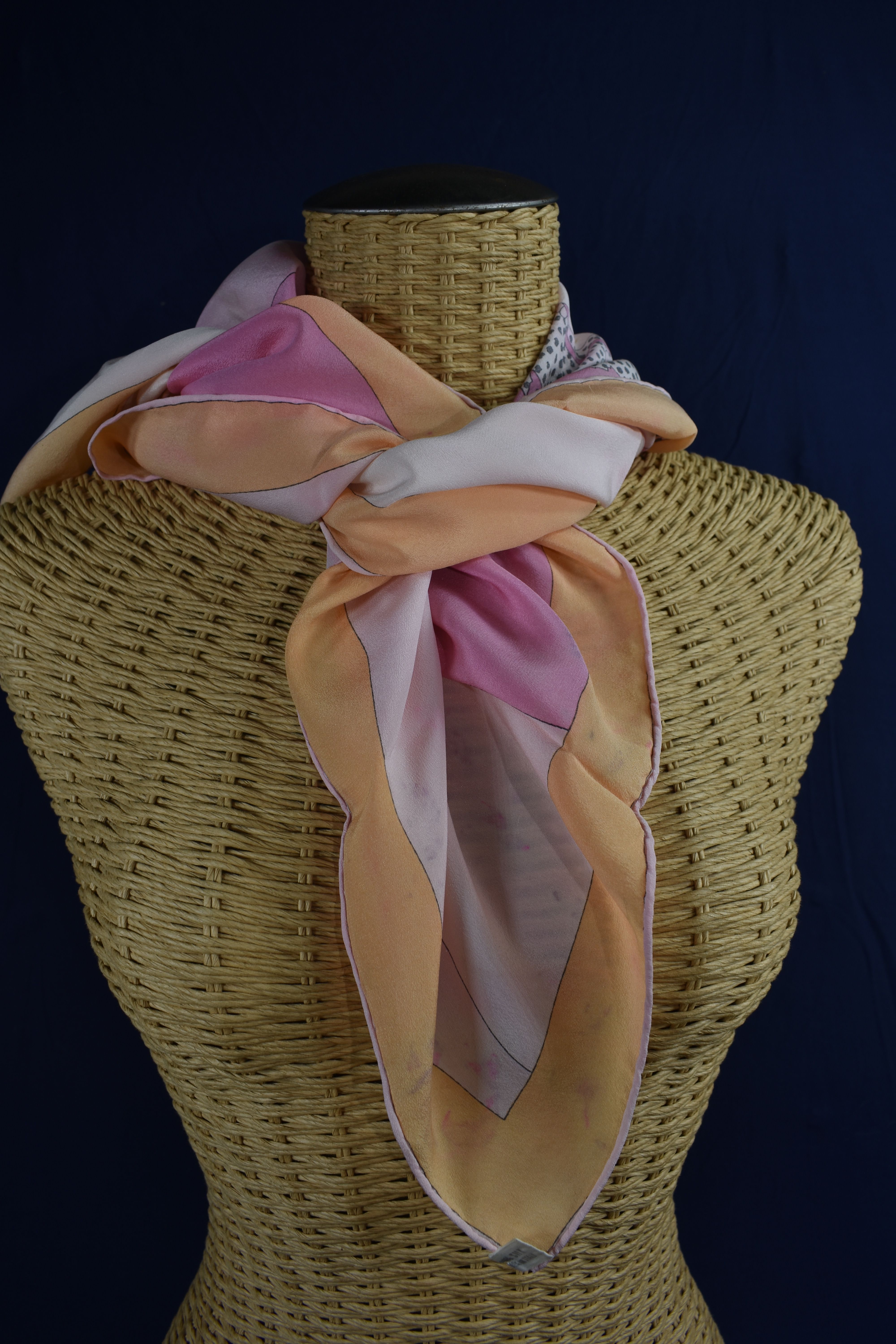 Echarpe en crêpe de soie rose poudré ( 135 X 26 cm ) et carré OSTINELLI, camaïeu rose à motifs automobile 