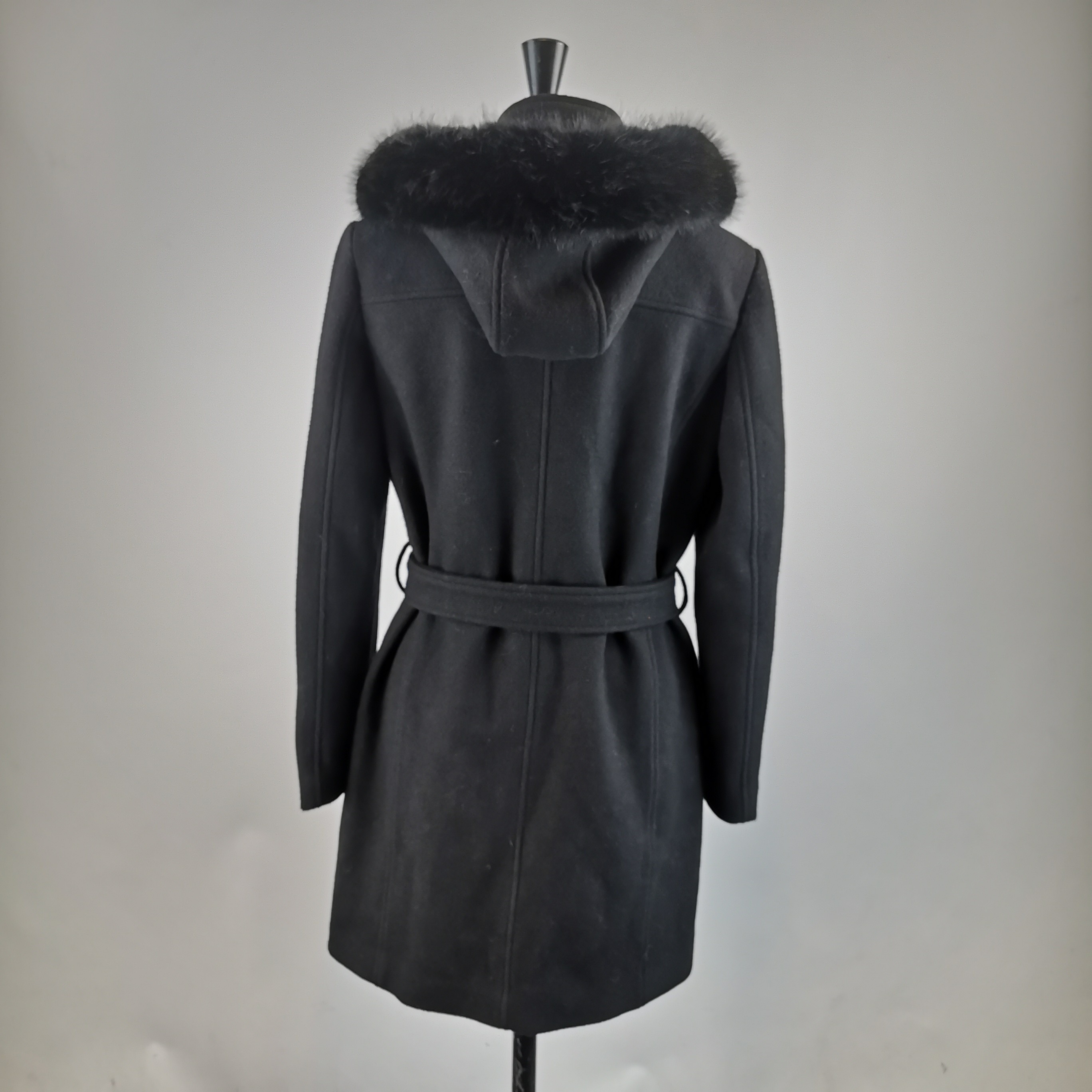 Voir photo 2 de Manteau noir avec capuche fausse fourrure riu (estimé) - Taille 38 (estimé) Manteau noir avec capuche fausse fourrure riu (estimé) - Taille 38 (estimé) Comme neuf - Vue 2 -