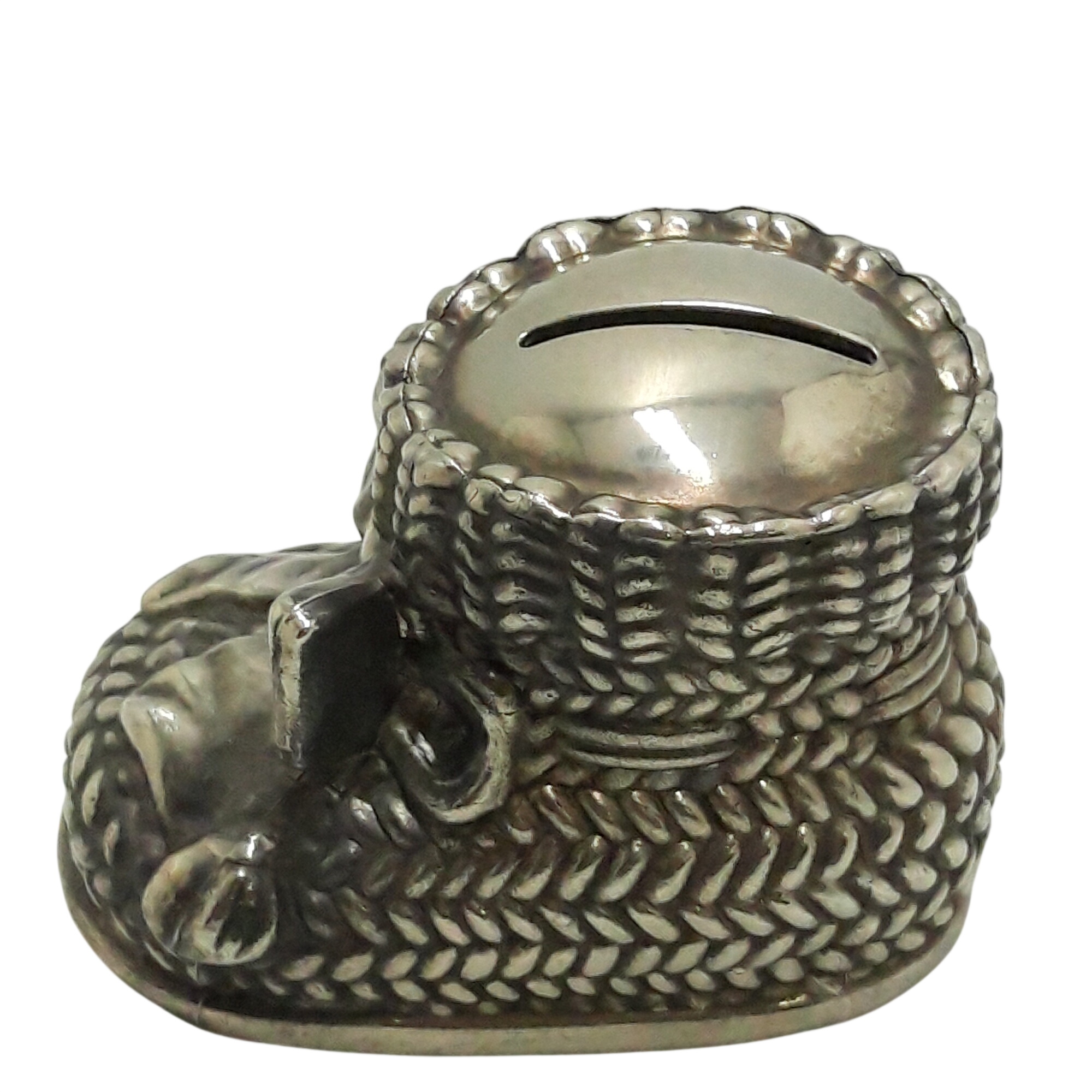 Acheter Ancienne tirelire chaussons de bébé en métal argenté Bon état - 22,00 € Ancienne tirelire chaussons de bébé en métal argenté Bon état - reconditionné disponible sur Label Emmaüs