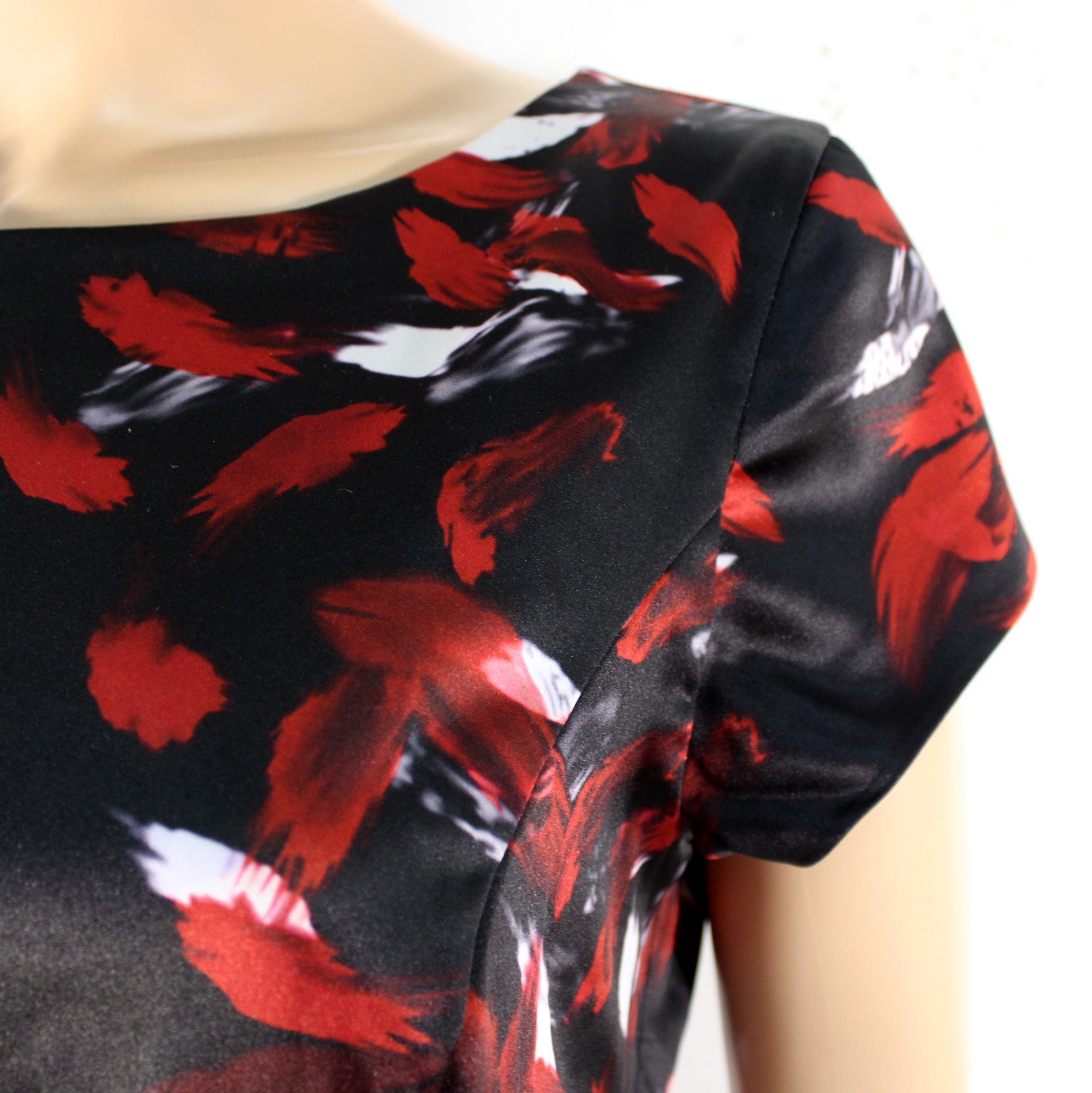 Voir photo 5 de Robe Noire & Rouge Satinée Taille ASHLEY BROOKE Taille 40 Robe Noire & Rouge Satinée Taille ASHLEY BROOKE Taille 40 - Vue 5 -