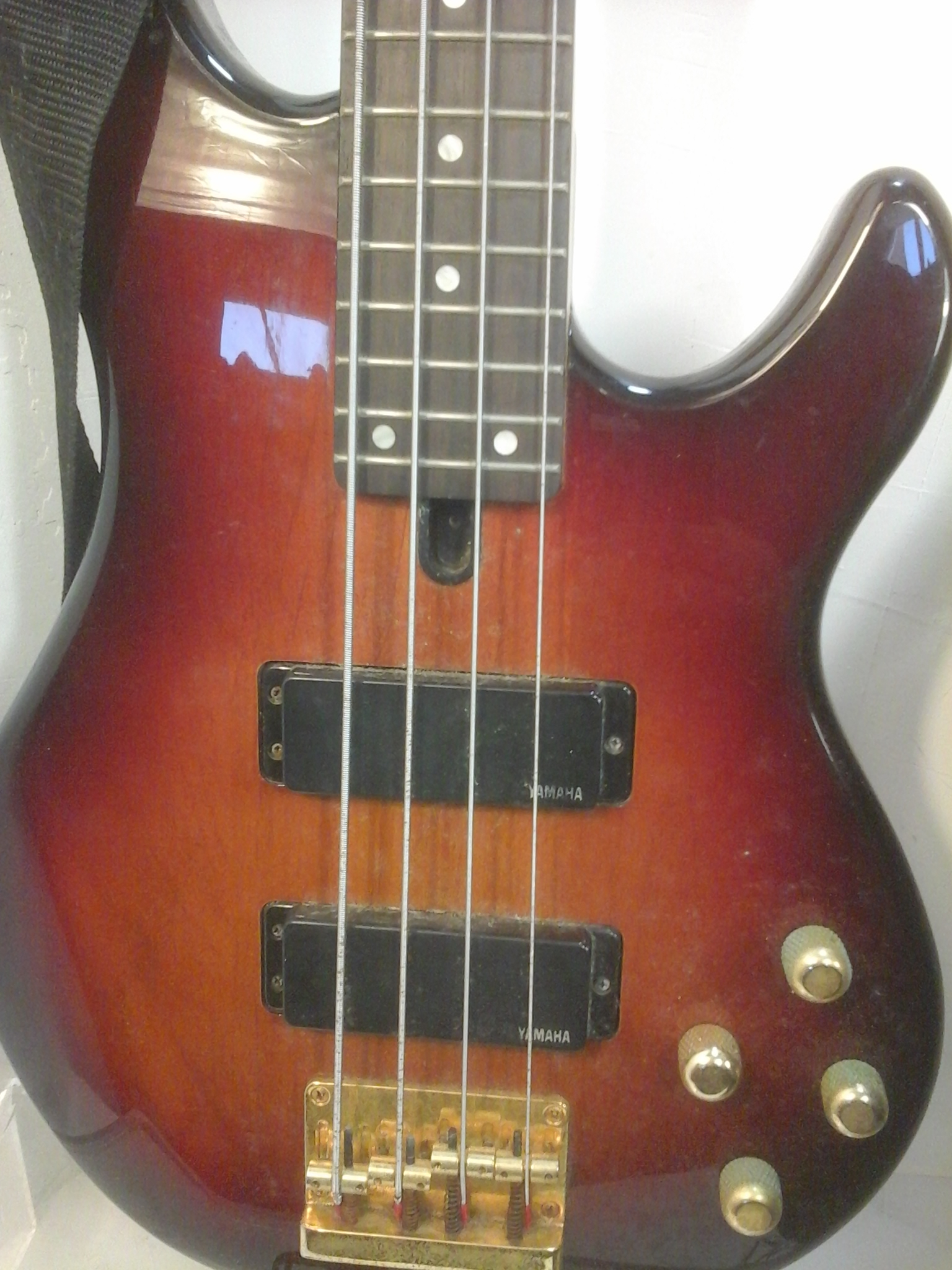 Voir photo 6 de Basse électrique Yamaha 4 cordes sunburst Basse électrique Yamaha 4 cordes sunburst Très bon état - Vue 6 -
