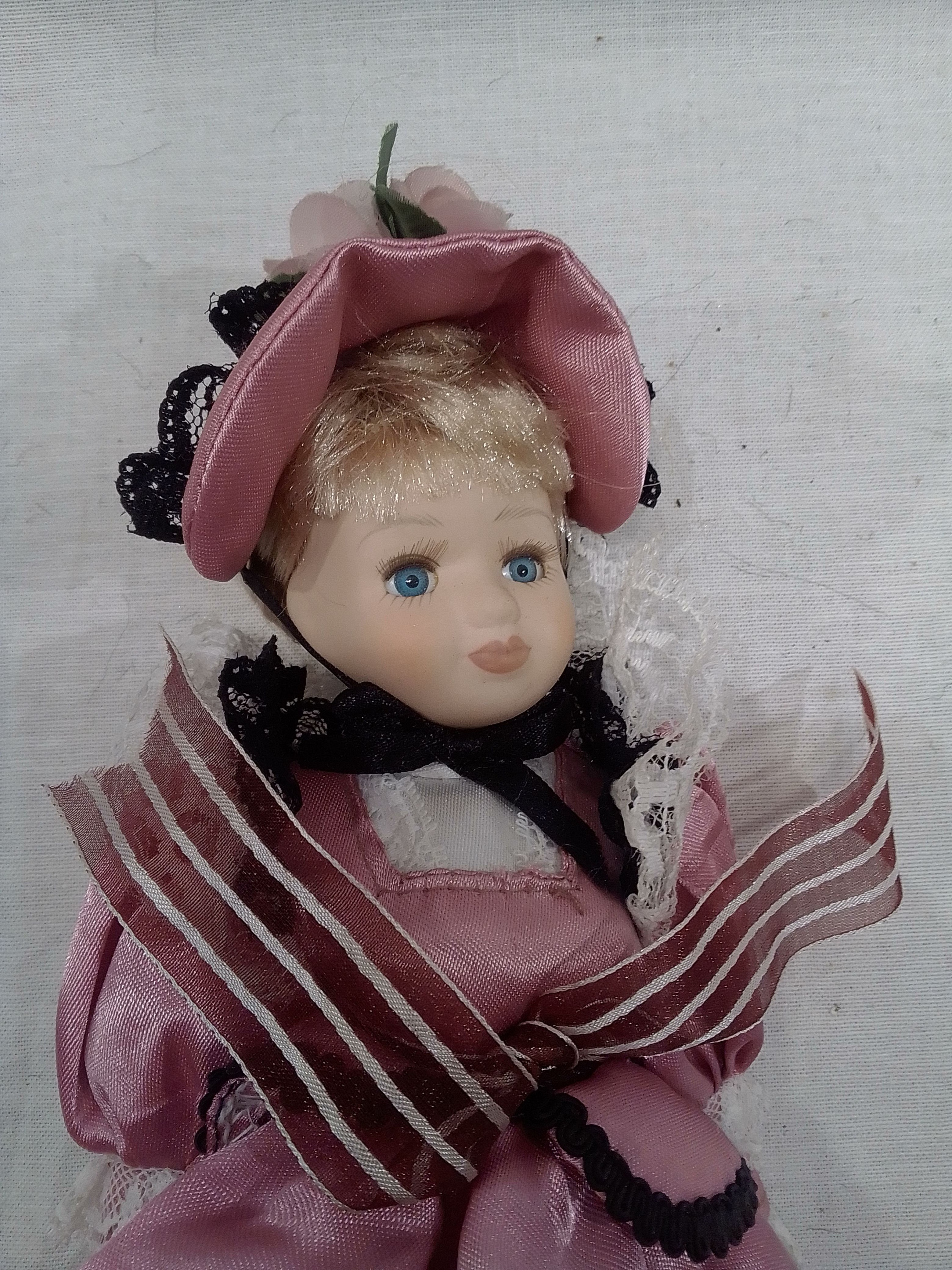 Voir photo 3 de Poupée de collection en Porcelaine Poupée de collection en Porcelaine Bon état - Vue 3 -