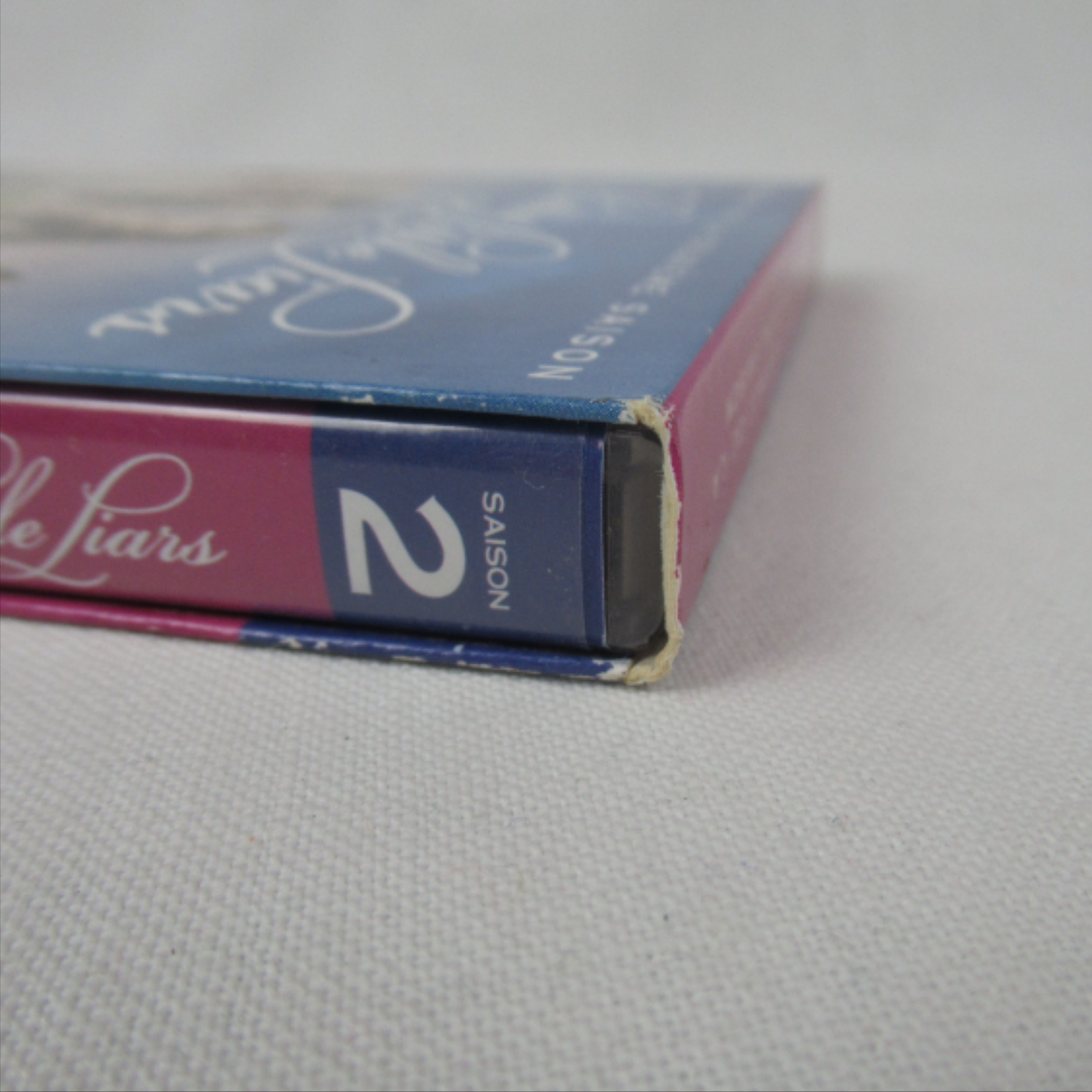 Voir photo 8 de Pretty Little Liars saison 2 et 3 Pretty Little Liars saison 2 et 3 Bon état - Vue 8 -