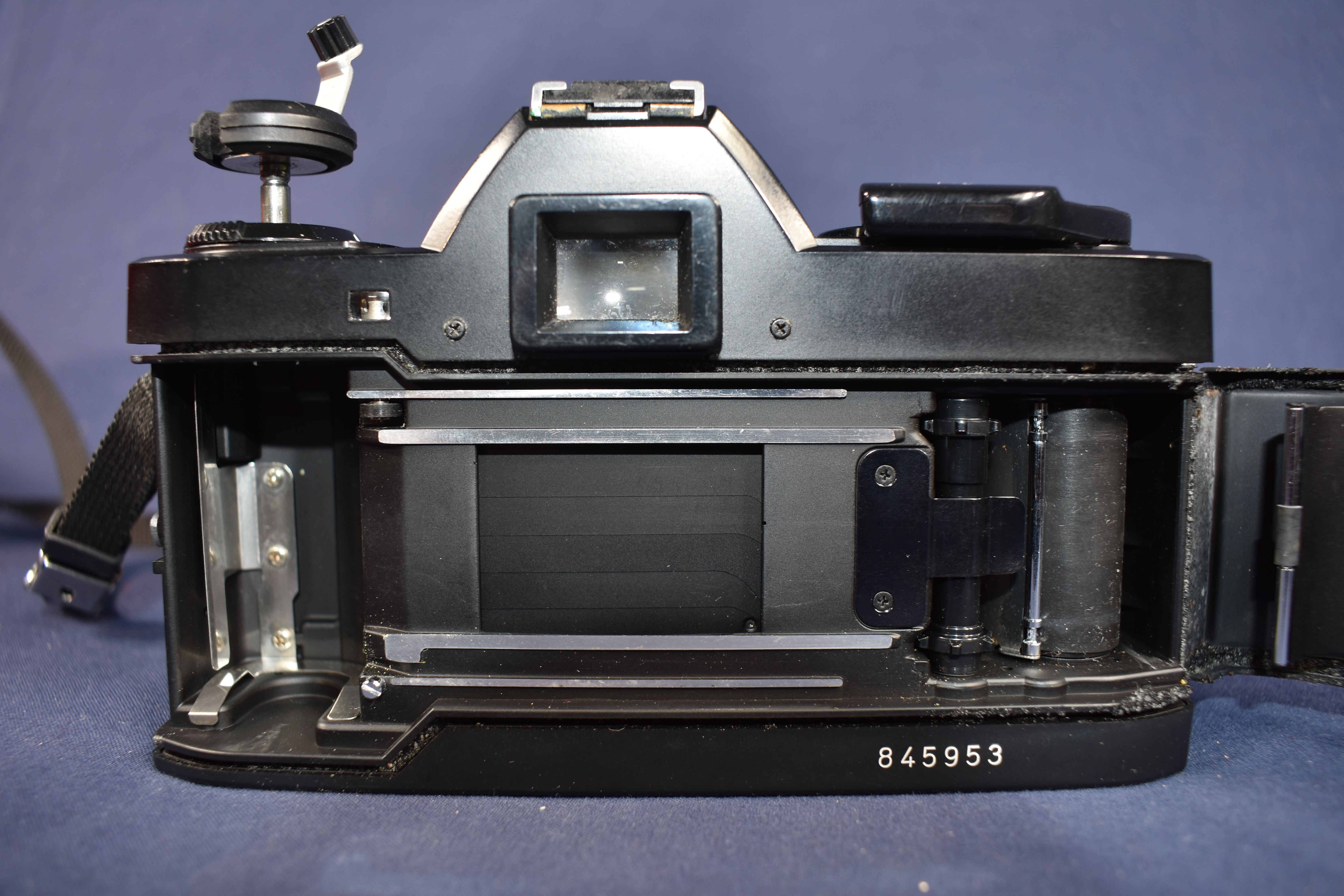 Appareil photos argentiques KONICA FP-1, dans son étui d'origine, muni de sa clé + objectif KONICA 135/F3.5 complet de ses notices + flash SUNPAK auto 20 SR. Bon état - Vue 3 - 