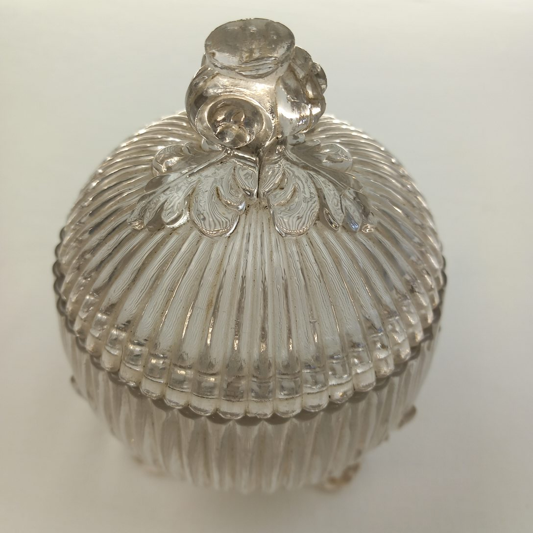 Voir photo 3 de Sucrier Bonbonnière Sphérique en Verre Strié sur tripode Style Portieux Sucrier Bonbonnière Sphérique en Verre Strié sur tripode Style Portieux État correct - Vue 3 -