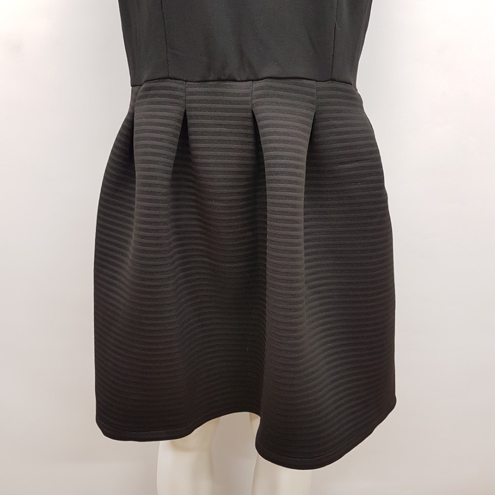 Voir photo 4 de Robe de fêtes chic noire - AGATHE VELMONT - Taille 4 Robe de fêtes chic noire - AGATHE VELMONT - Taille 4 Très bon état - Vue 4 -