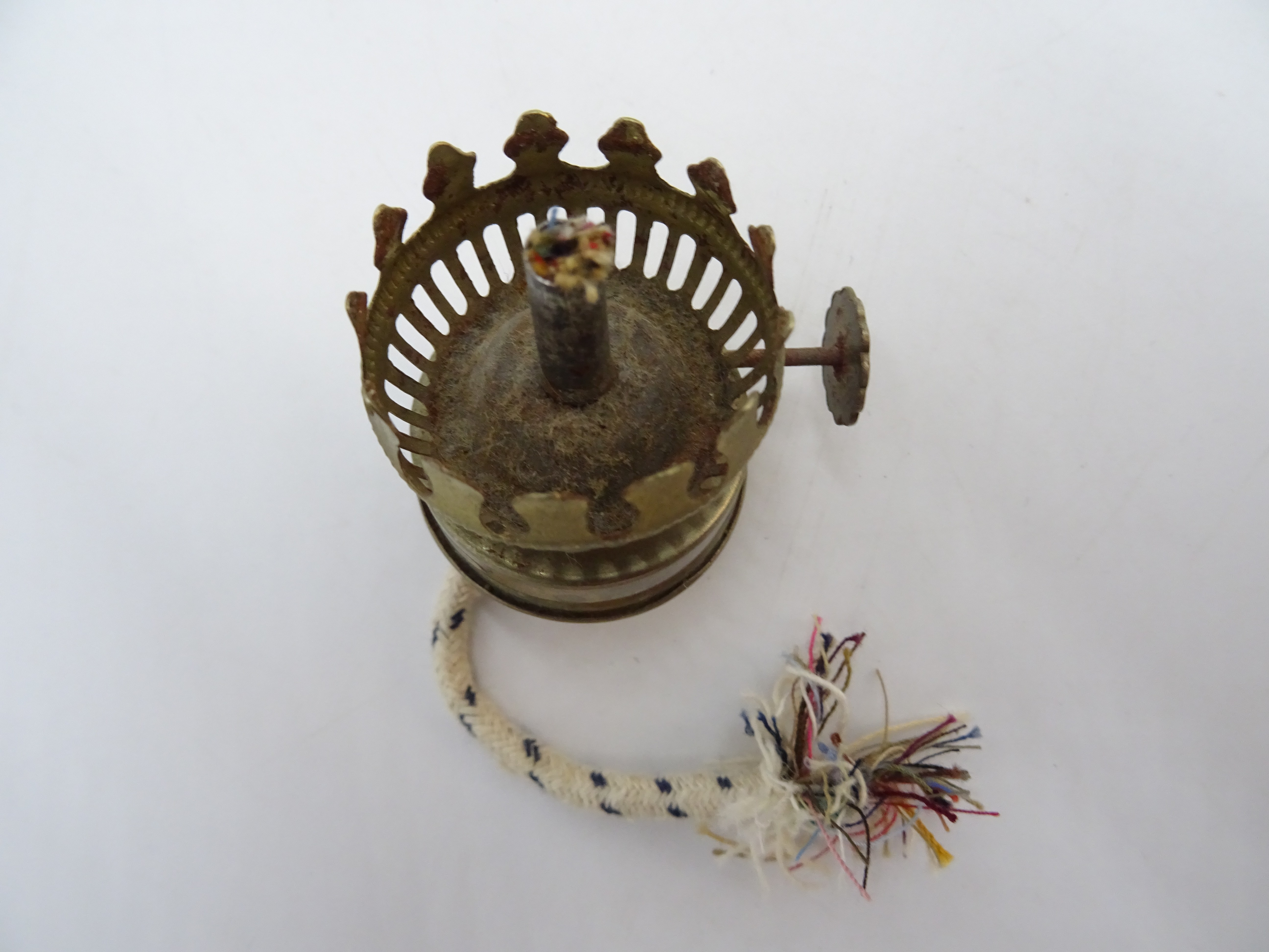 Mini lampe à huile faïence "Bergère de France" État correct - Vue 6 - 