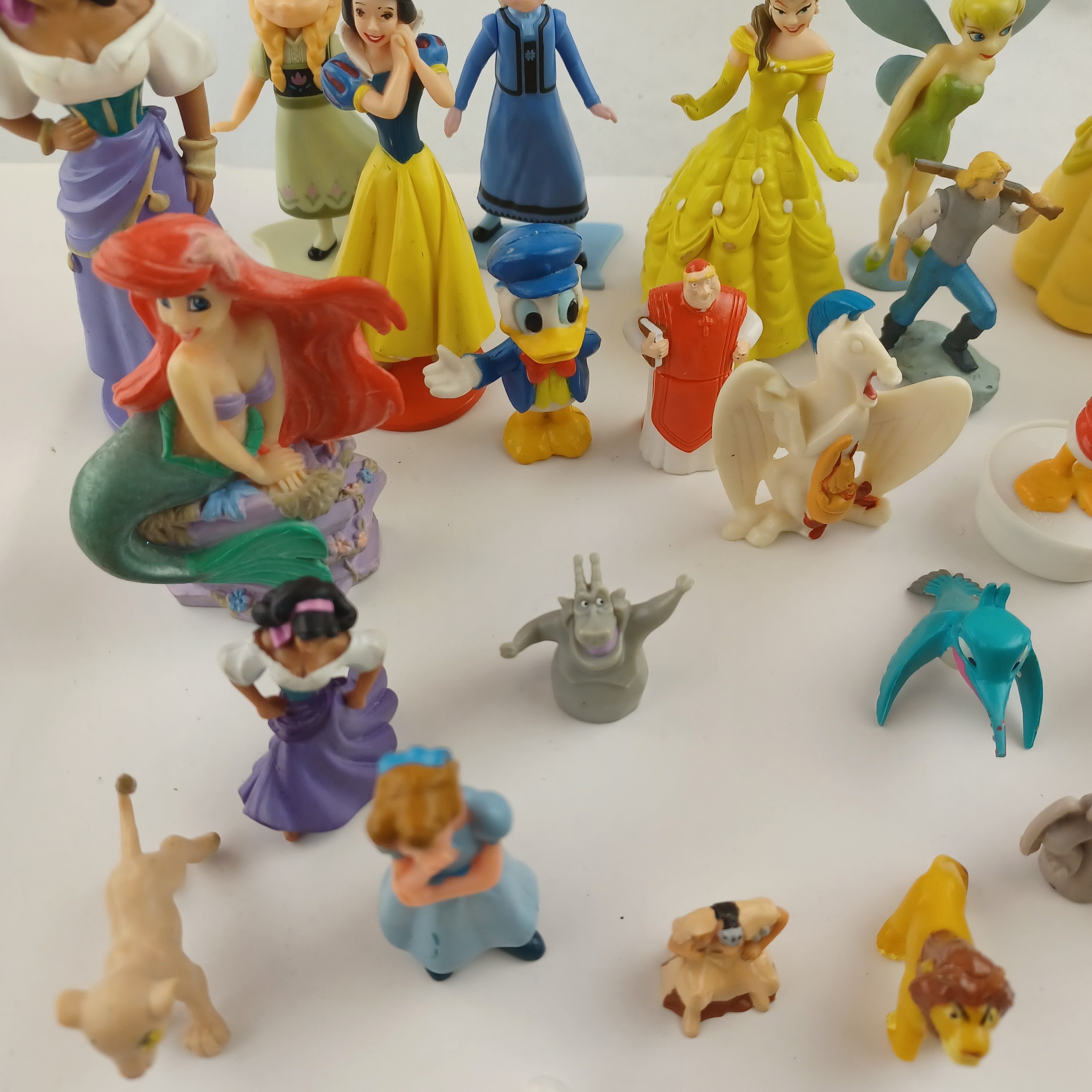 Lot de 34 figurines Disney (La belle et la Bête, Hercules, La reine des Neiges, Picsou, Notre dame de Paris, Peter Pan, La petite sirène, les 101 Dalmatiens, Pocahontas, Le Roi Lion, Anastasia, Blanche Neige et Bambi) Très bon état - Vue 5 - 