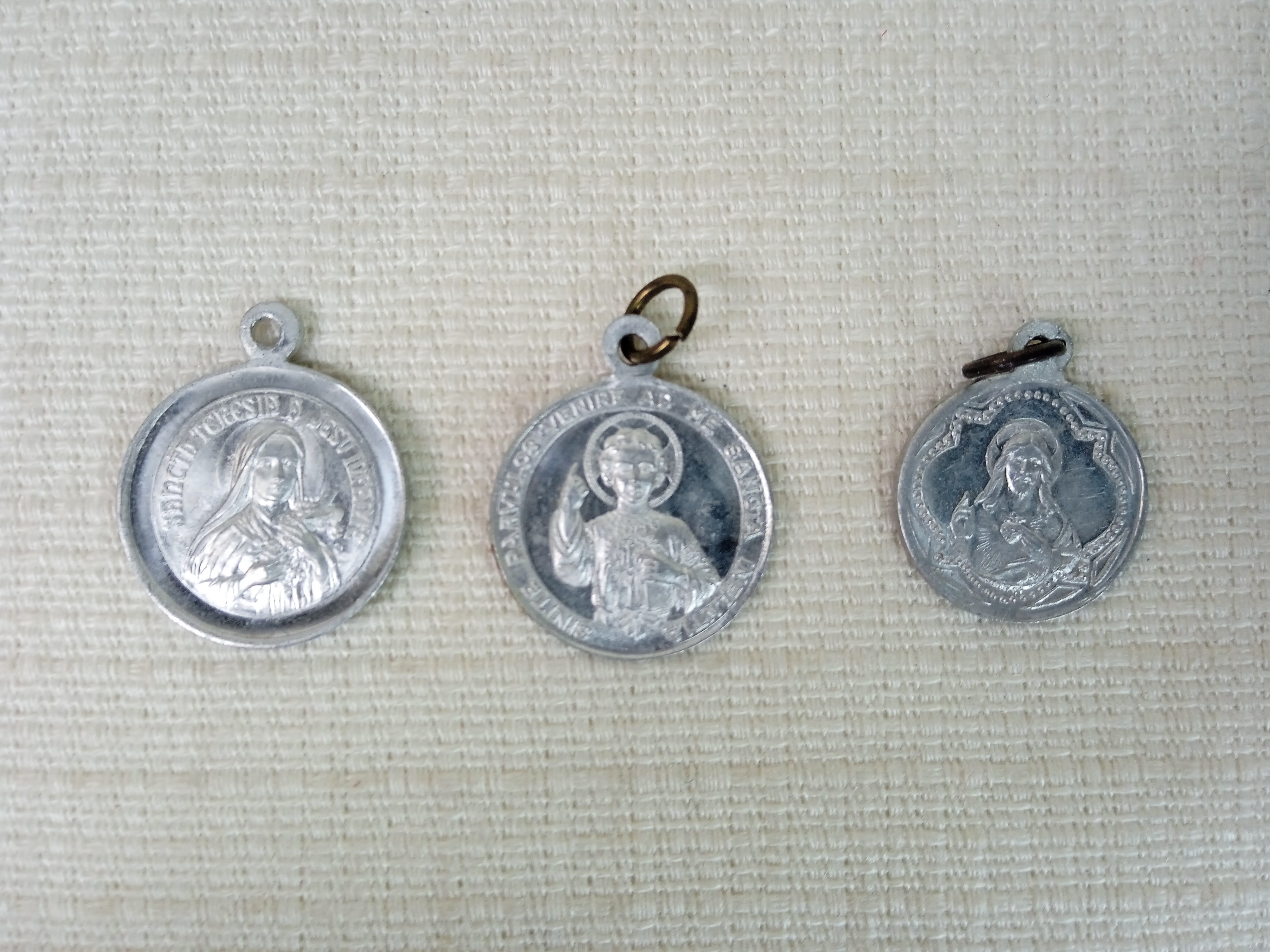 Lot de 12 médaillons religieux dont 2 croix - Photo 4
