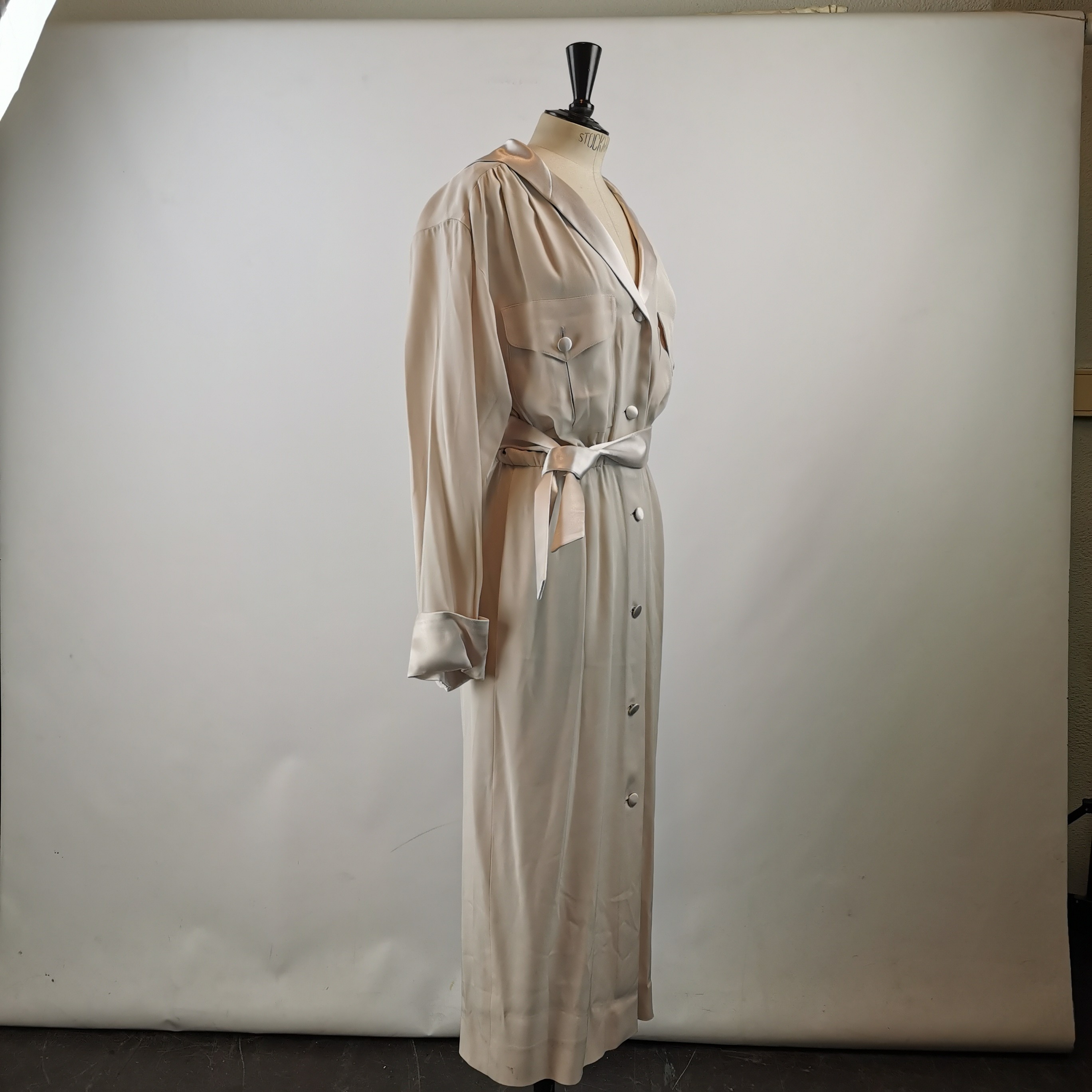 Voir photo 3 de Robe - Cerruti 1881 - Taille 38 - Misty Rose Satinée Robe - Cerruti 1881 - Taille 38 - Misty Rose Satinée Très bon état - Vue 3 -