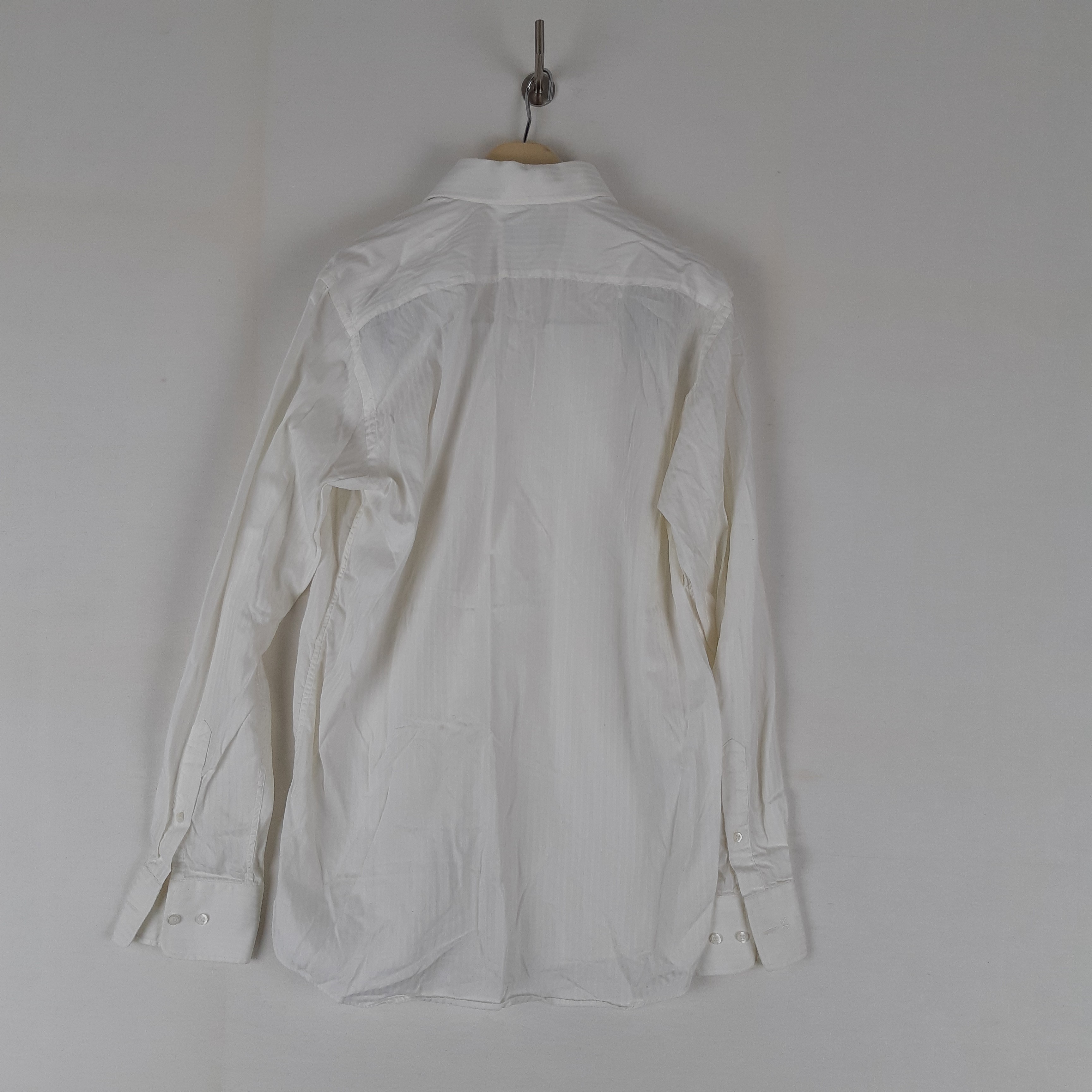 Voir photo 3 de Nina Ricci - Chemise rayures satinées blanc cassé - Taille 41 mesures Carrure= 44 cm Poitrine= 47 cm Longueur= 75 cm Nina Ricci - Chemise rayures satinées blanc cassé - Taille 41 mesures Carrure= 44 cm Poitrine= 47 cm Longueur= 75 cm Très bon état - Vue 3 -