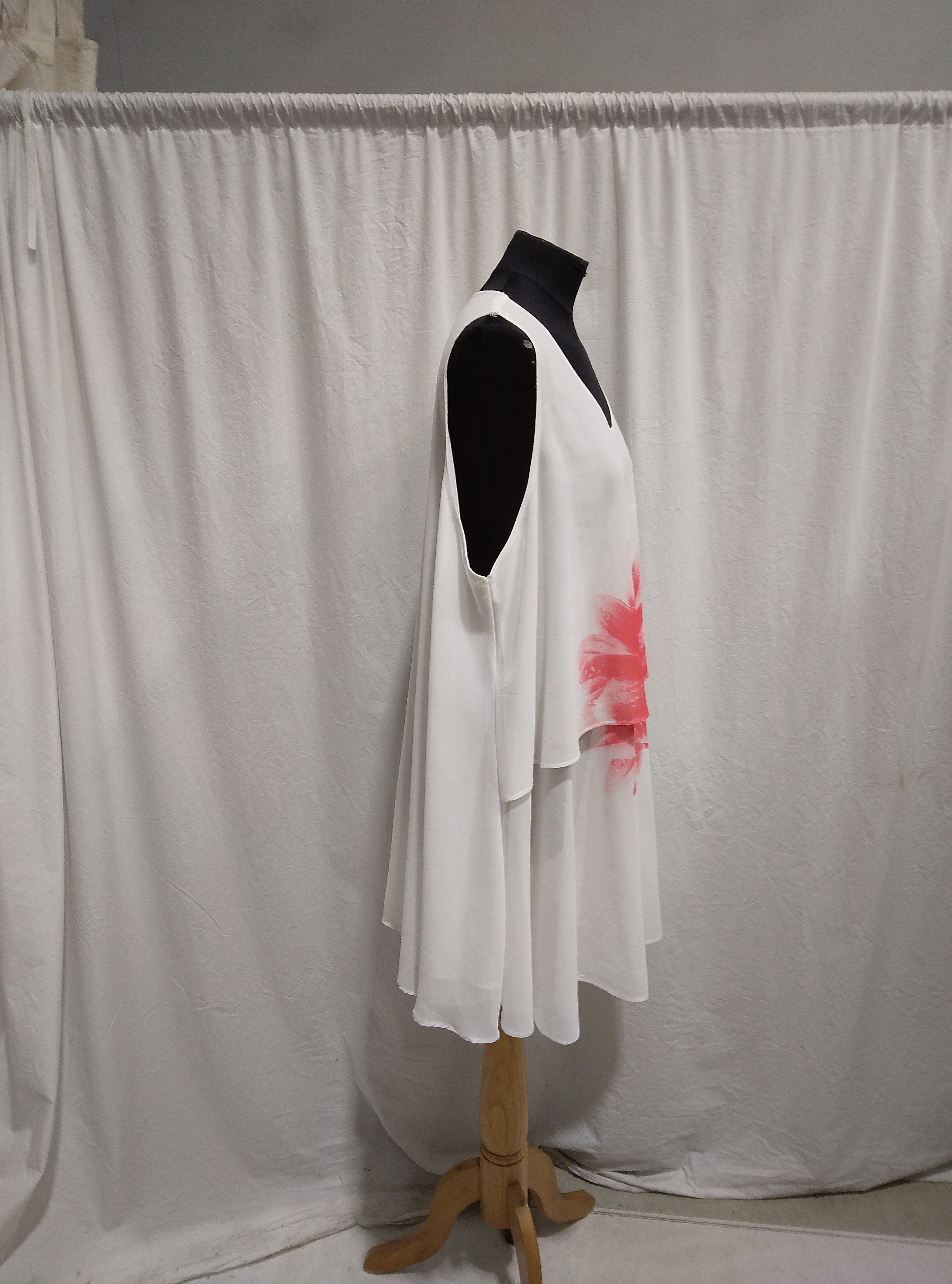 Robe sans manche blanche avec une fleur rouge, Olay - T4 Bon état - Vue 4 - 