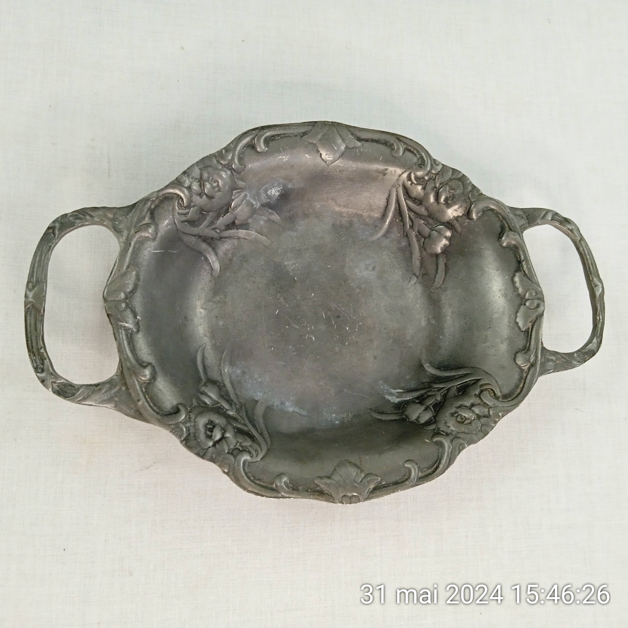 Plat de service en étain à 92% avec anses et motif fleurs Art nouveau - Bon état - Photo 2