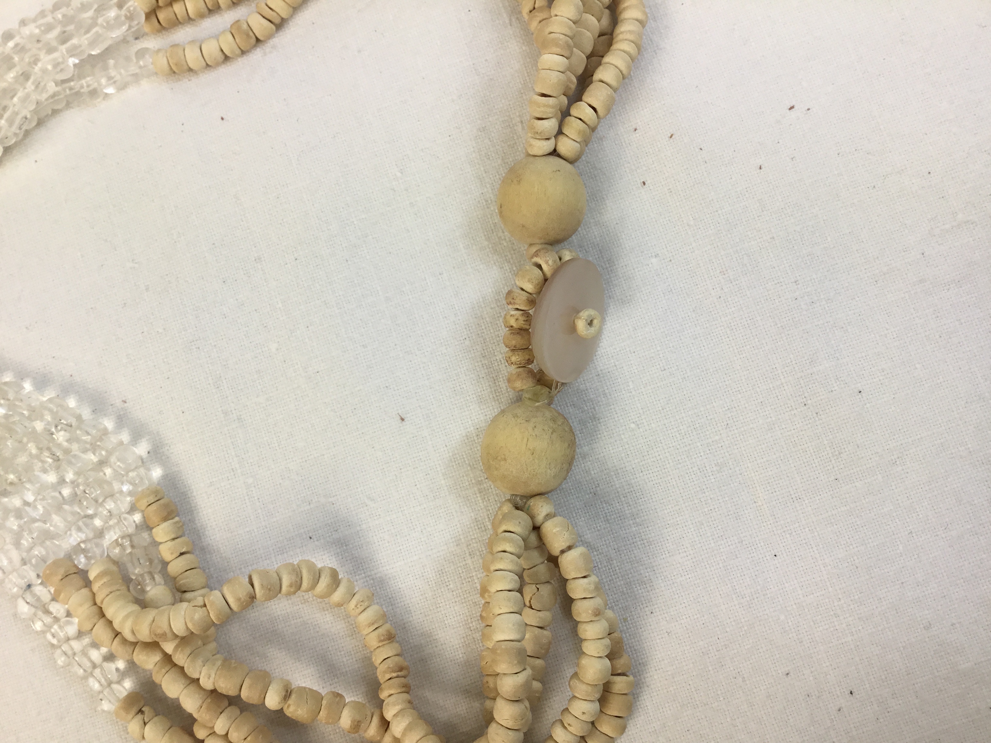 Collier long avec médaille nacrée et perles de rocailles beige  - Vue 4 - 
