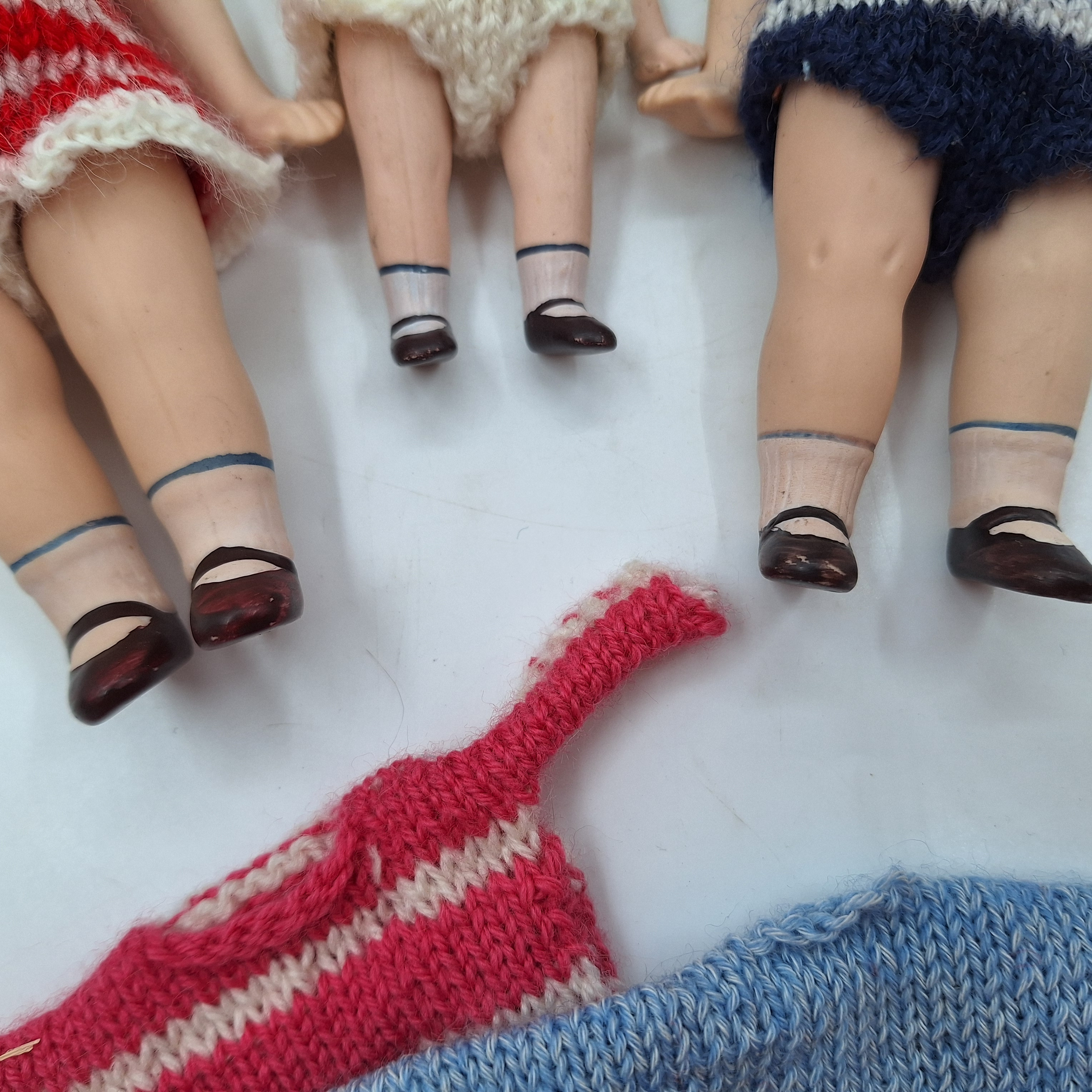 Lot de trois petites poupées articulées vintage. Porcelaine biscuit. Cheveux blonds et petite chaussures peintes. Vêtements tricotés à la main. Bon état - Vue 3 - 