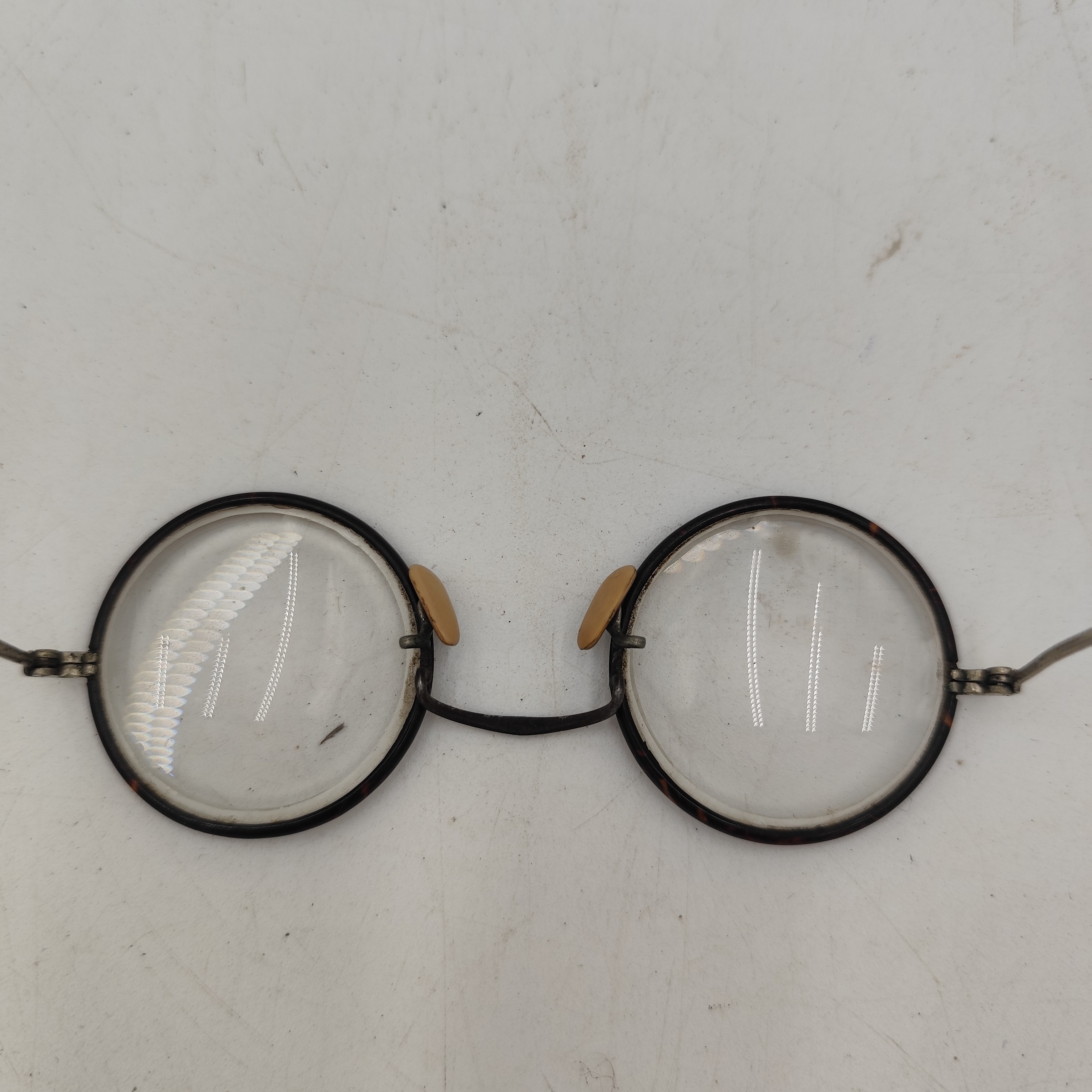 Vieilles paire de lunettes rondes État correct - Vue 3 - 