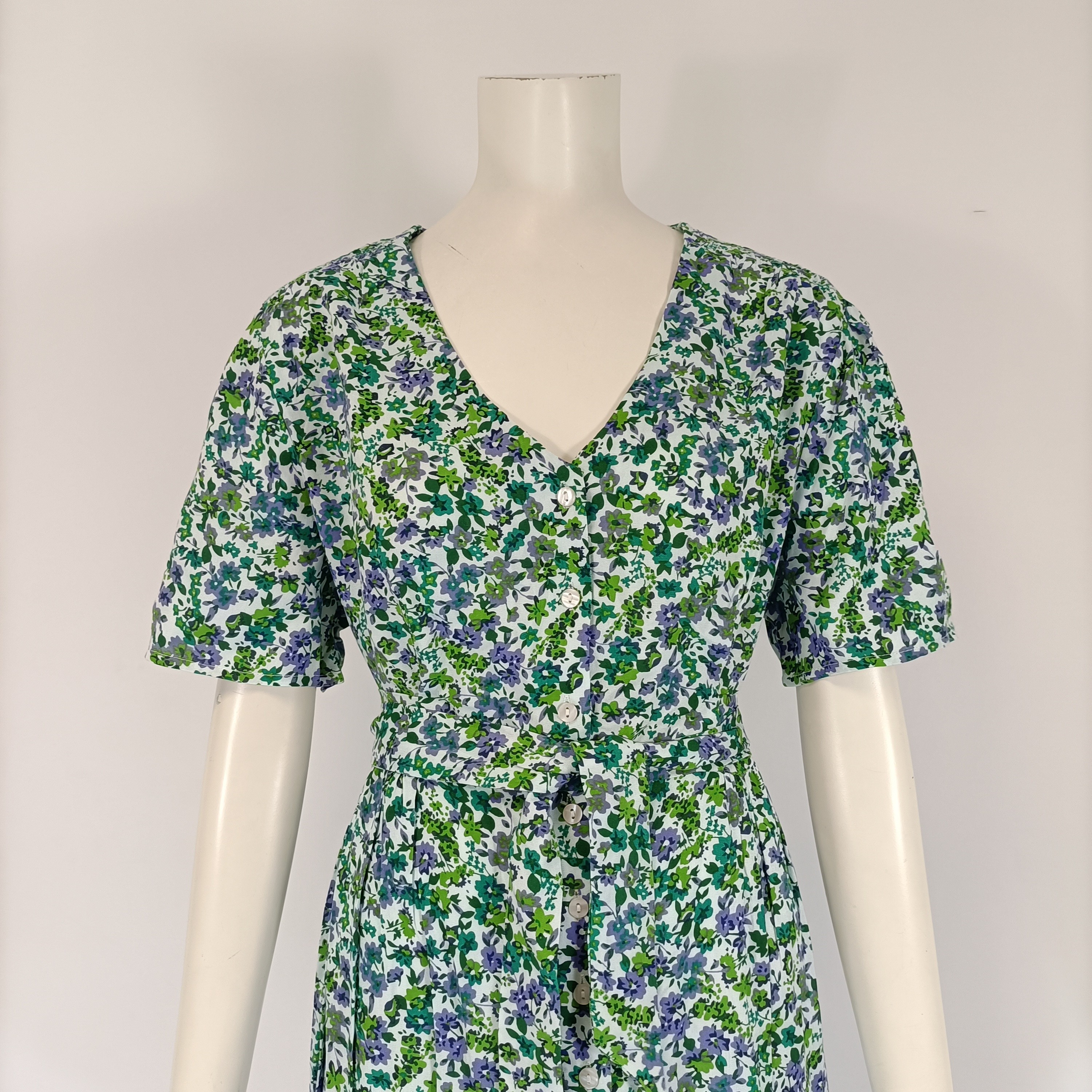 Robe fleurie verte bleu boutonnée manches courtes taille ajustée Comme neuf - Vue 17 - 