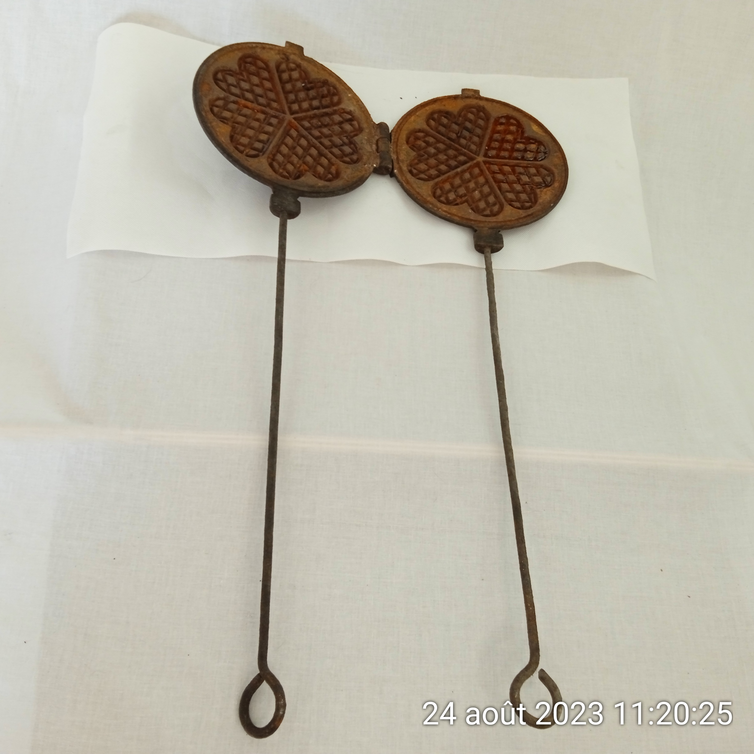 Ancien gaufrier trèfle cœur en fonte 73 cm  État correct -  reconditionné (offre indisponible)
