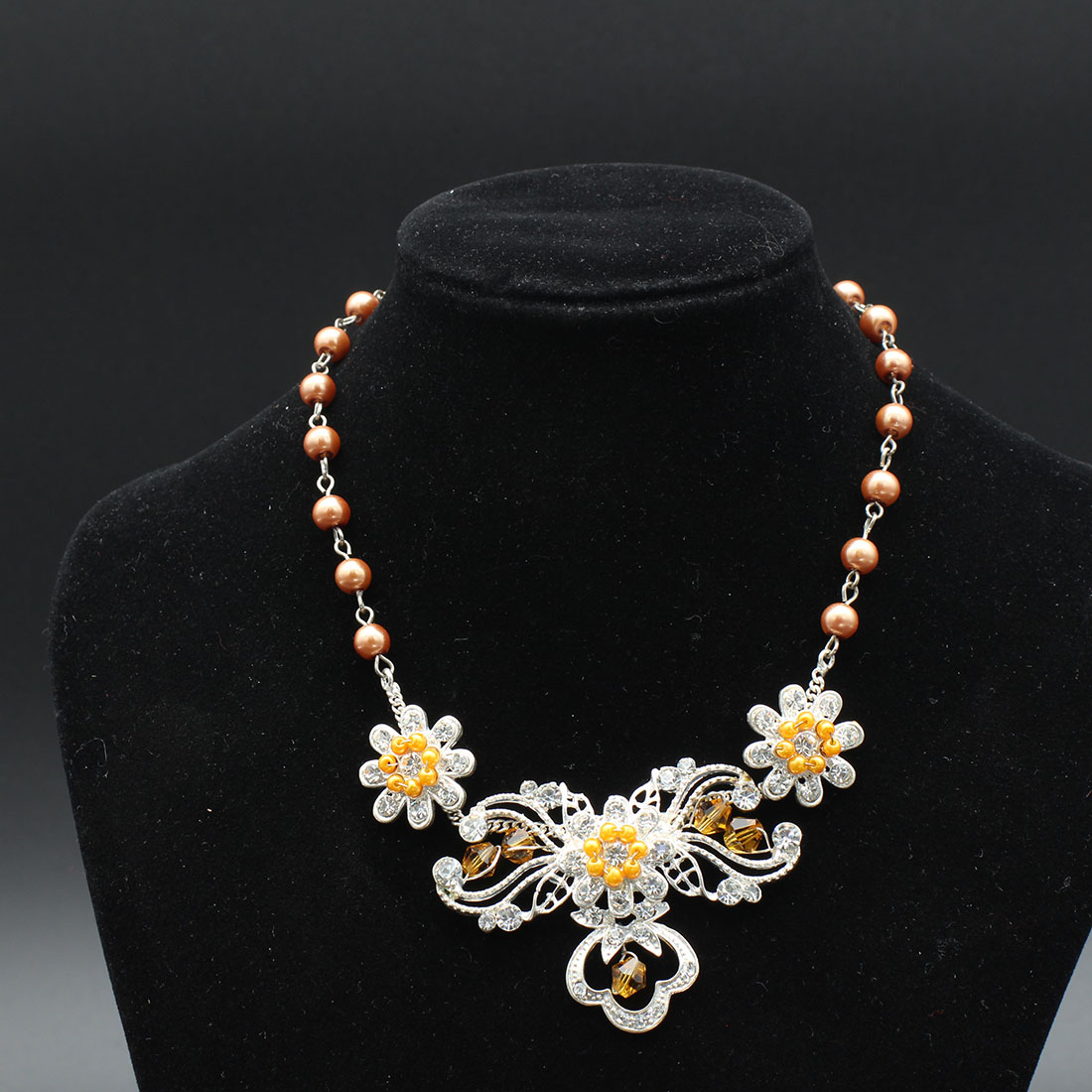 Voir photo 3 de Collier plastron et boucle d'oreille stras et ocre Collier plastron et boucle d'oreille stras et ocre - Vue 3 -