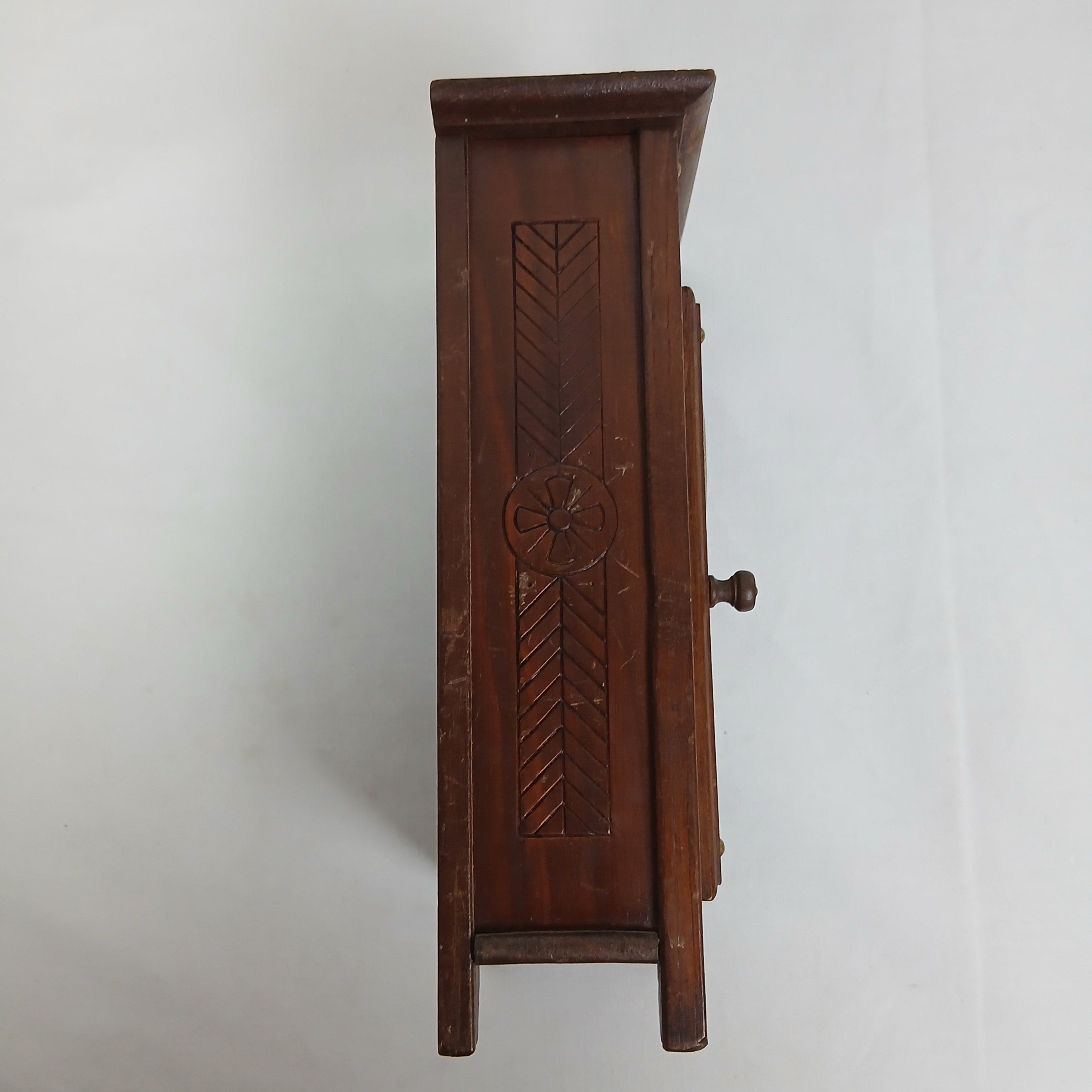 Voir photo 12 de ARMOIRE POUR POUPÉE BRETONNE AVEC HORLOGE MÉCANIQUE VINTAGE ARMOIRE POUR POUPÉE BRETONNE AVEC HORLOGE MÉCANIQUE VINTAGE État correct - Vue 12 -