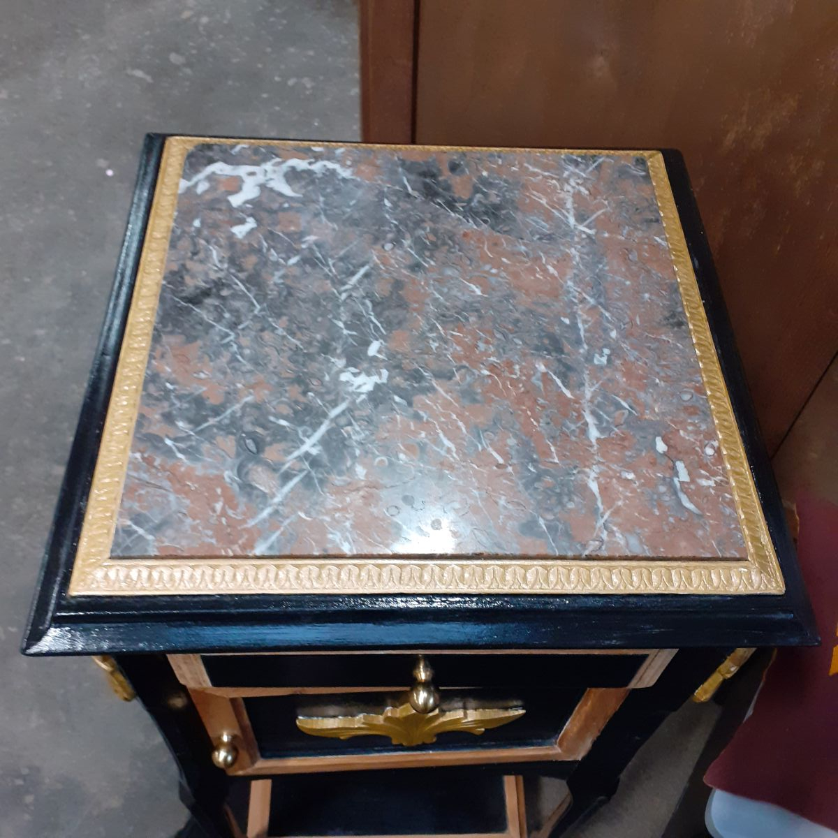 Voir photo 4 de Chevet Rénové dans nos ateliers - Noir, doré et marbre Chevet Rénové dans nos ateliers - Noir, doré et marbre Comme neuf - Vue 4 -