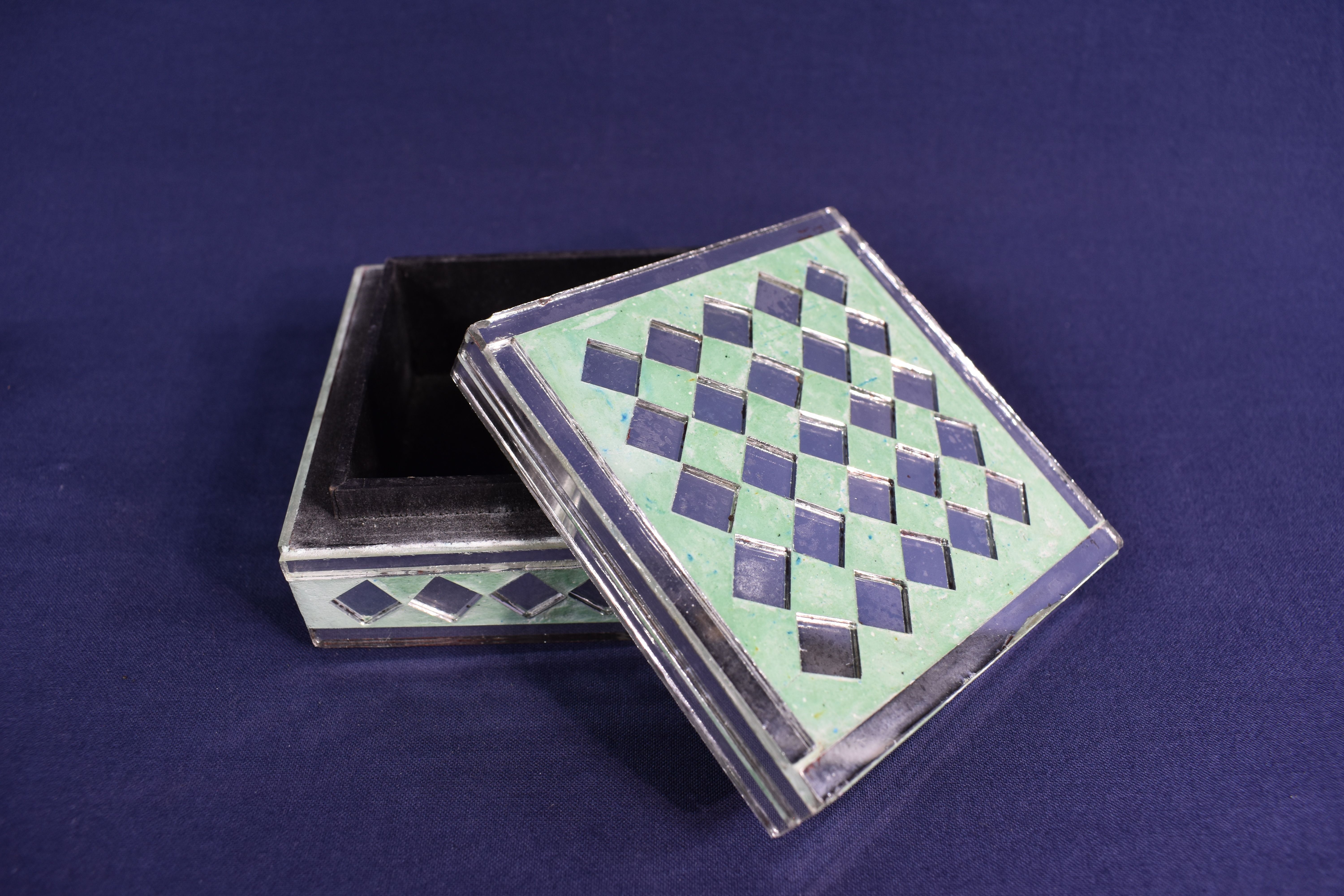 Voir photo 10 de 2 Boites à bijoux. 1 boite à bijoux " miroir " à fond vert (9 x 9 x 4 cm) 1 boite à bijoux marquetée de nacre ( 6 x 5 x 4 cm) 2 Boites à bijoux. 1 boite à bijoux " miroir " à fond vert (9 x 9 x 4 cm) 1 boite à bijoux marquetée de nacre ( 6 x 5 x 4 cm) Bon état - Vue 10 -