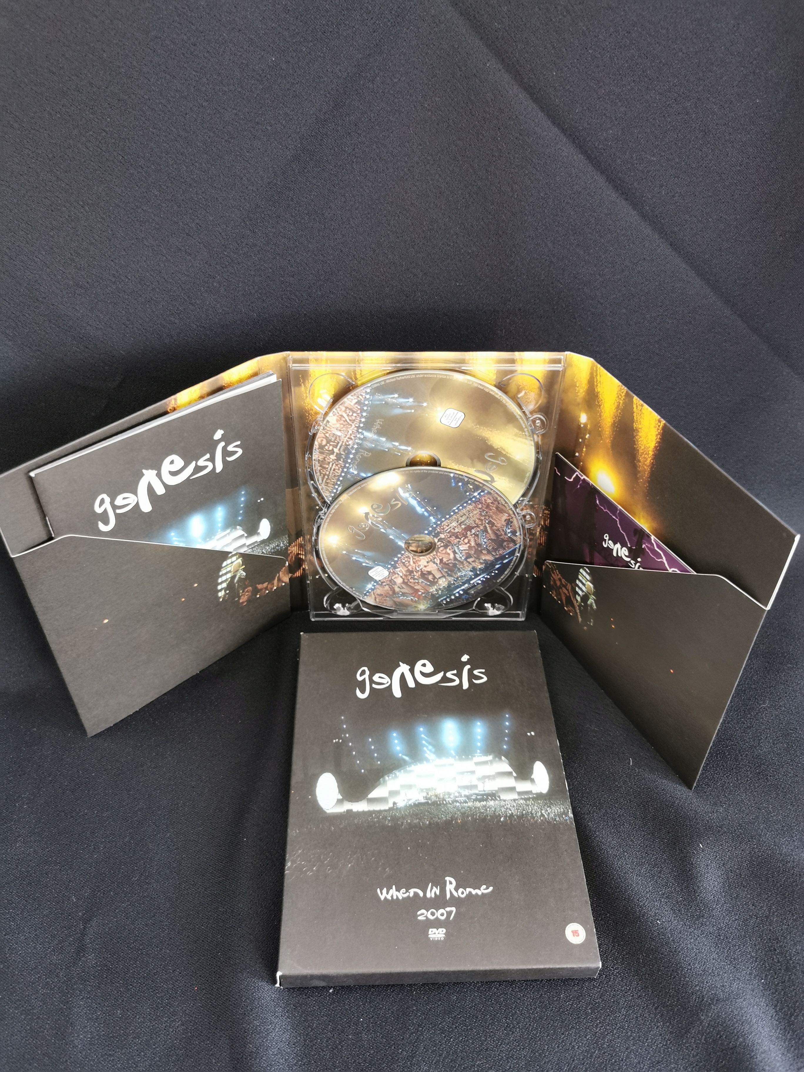 Voir photo 2 de Coffret Collector GENESIS The Movie Box 1981-2007 + DVD When In Rome # Coffret Collector GENESIS The Movie Box 1981-2007 + DVD When In Rome # Très bon état - Vue 2 -