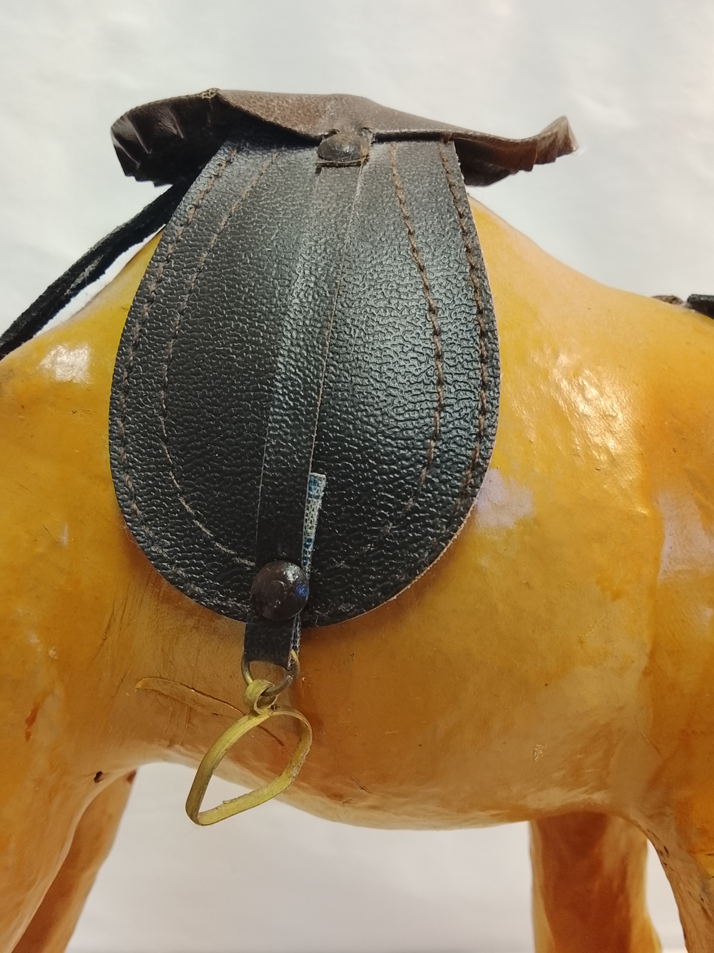 Figurine grand dromadaire en cuir vintage État correct - Vue 7 - 