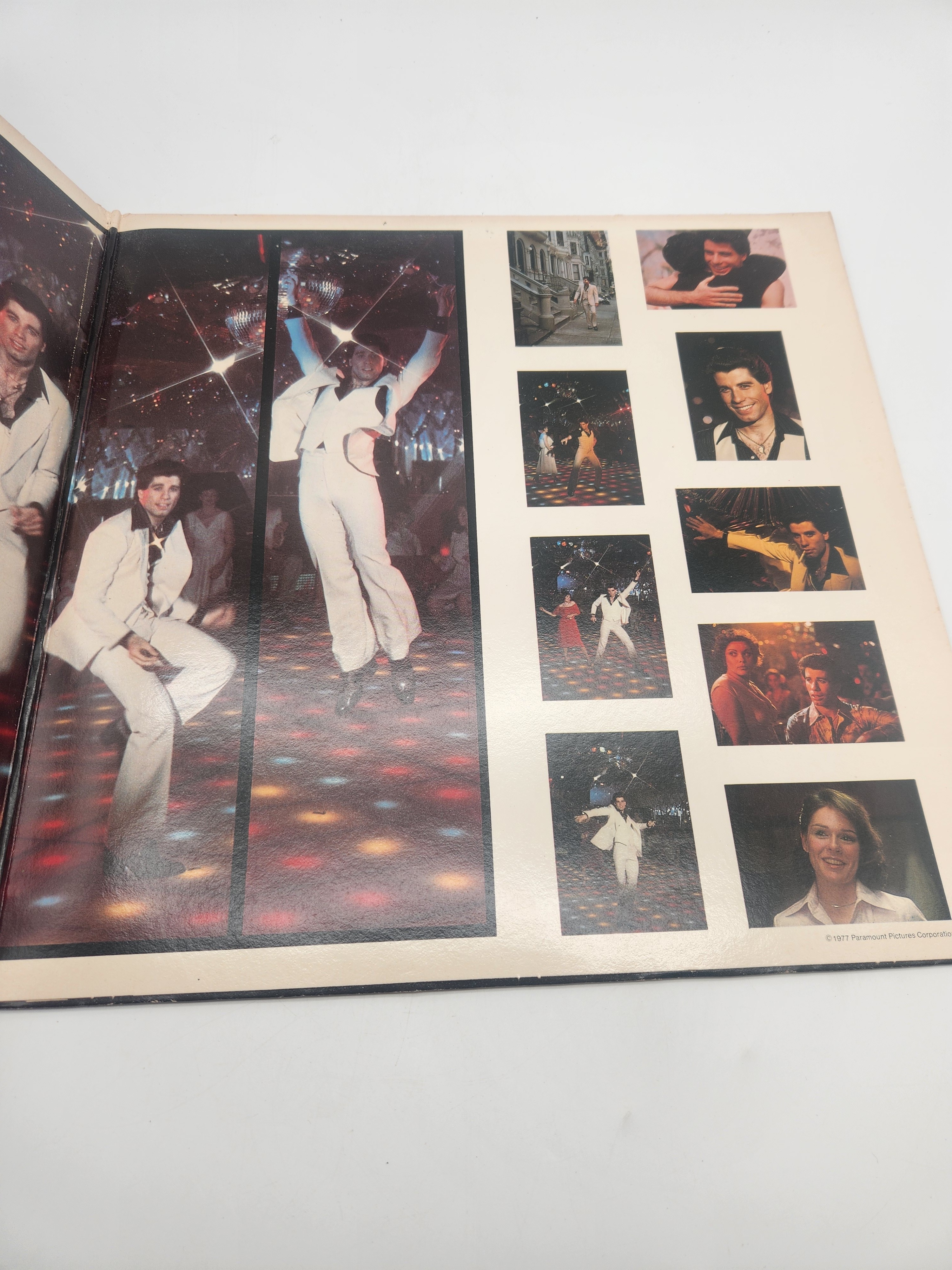 Voir photo 3 de Vinyle 33 tours — de la bande originale du film culte Saturday Night Fever Année 1977 Vinyle 33 tours — de la bande originale du film culte Saturday Night Fever Année 1977 Très bon état - Vue 3 -