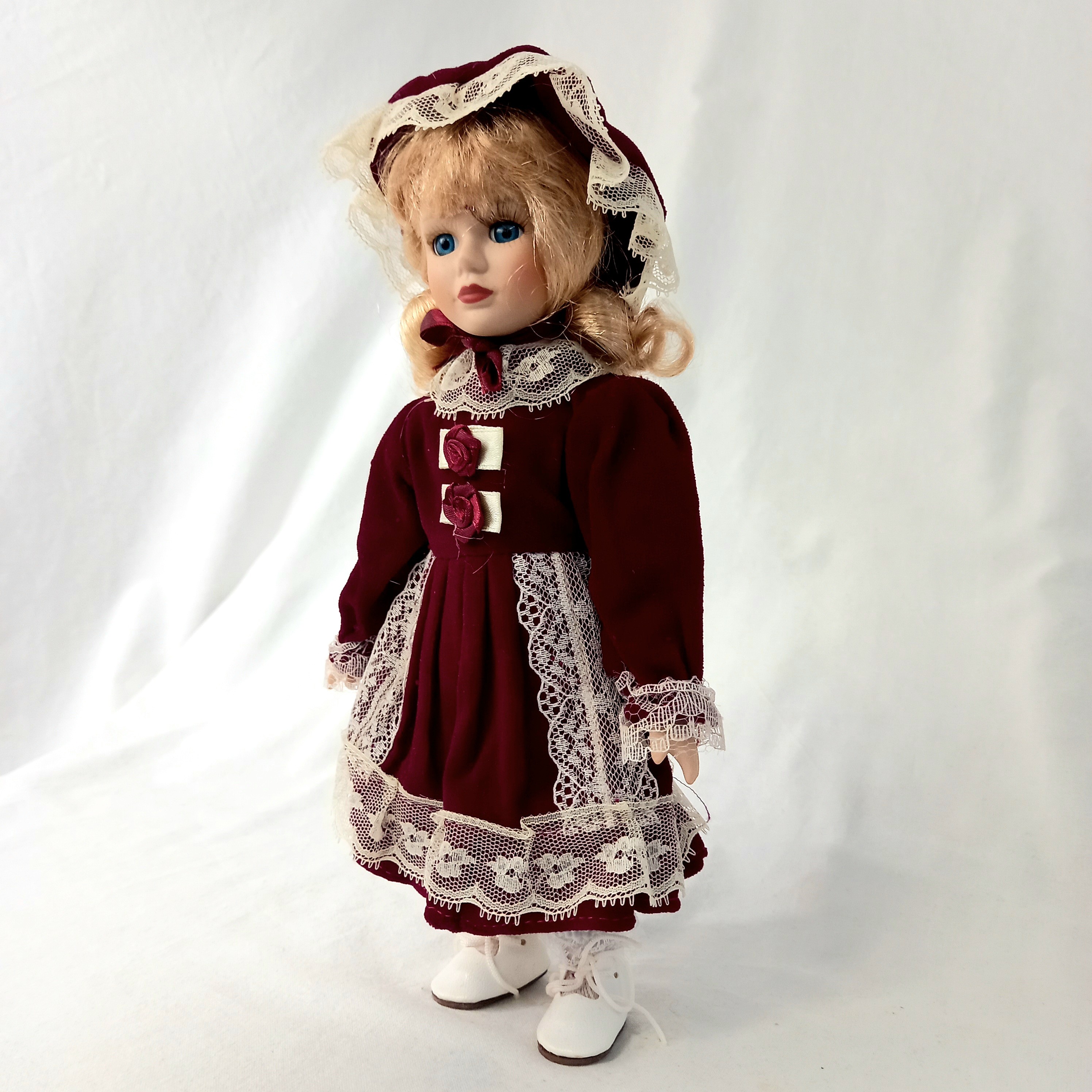 Poupée Ancienne En Porcelaine Avec Vêtements Et Accessoires - 17 Ans Et Plus