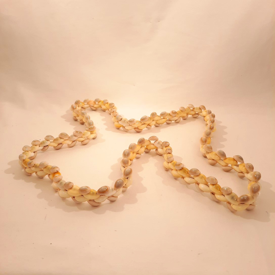 Acheter Collier tressé de coquillages Cauri de Tahiti Très bon état - 35,00 € Collier tressé de coquillages Cauri de Tahiti Très bon état - reconditionné disponible sur Label Emmaüs