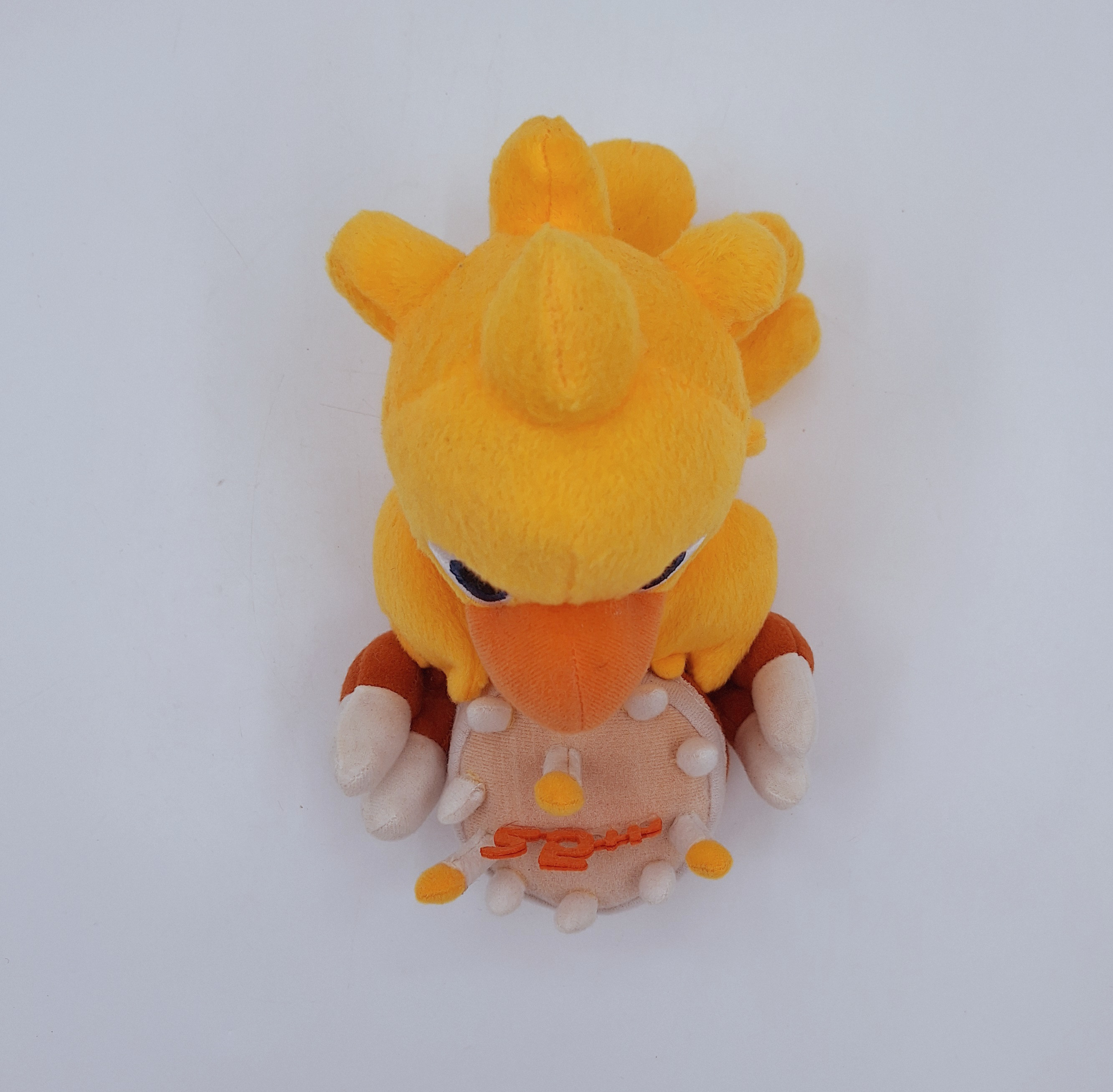 Peluche Chocobo « 25 th Anniversary » de la saga de jeux vidéo Final fantasy de la marque Square Enix. Très bon état - Vue 3 - 