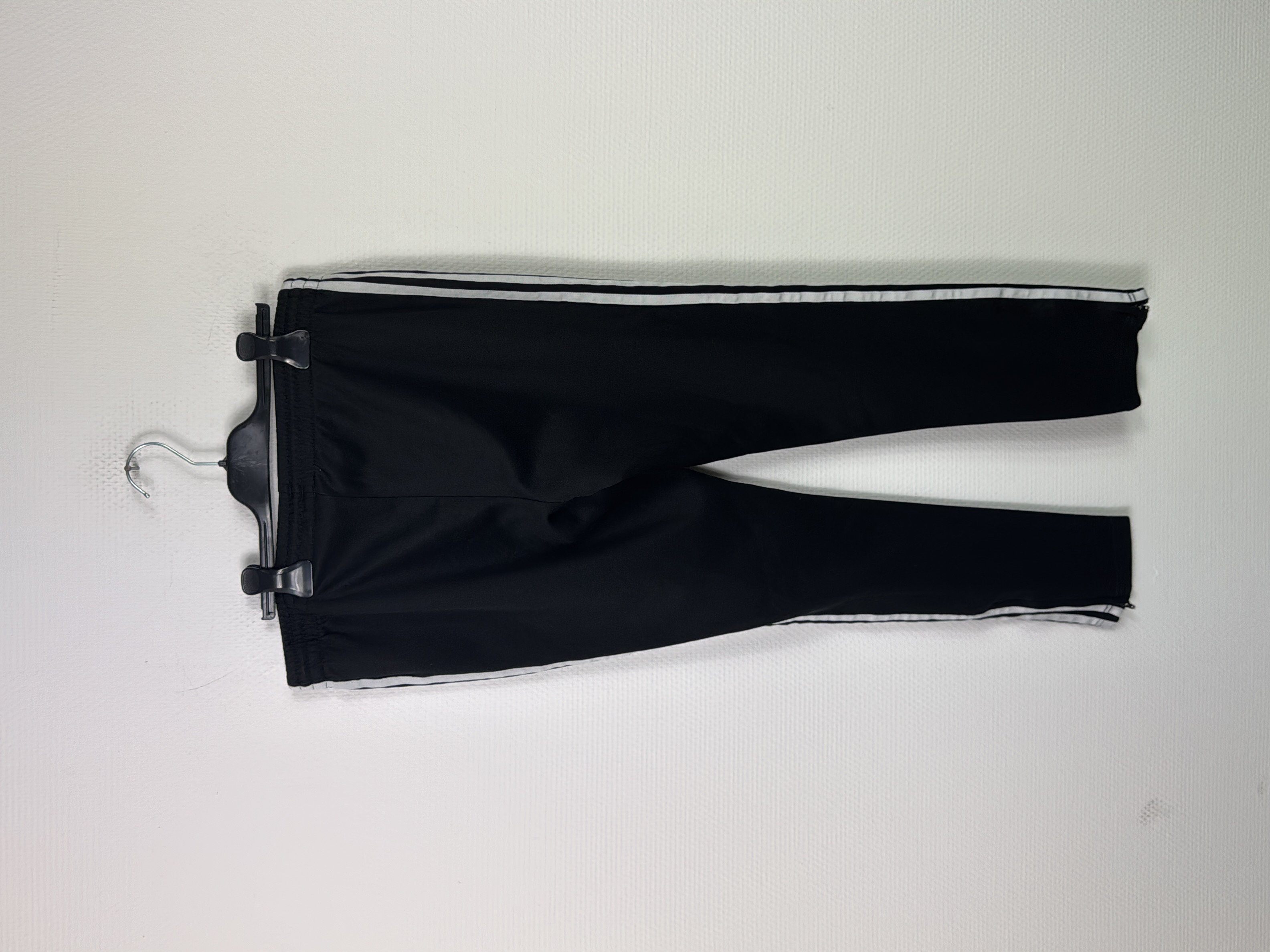 Adidas pantalon de survêtement noir bandes blanches M Très bon état - Vue 4 - 