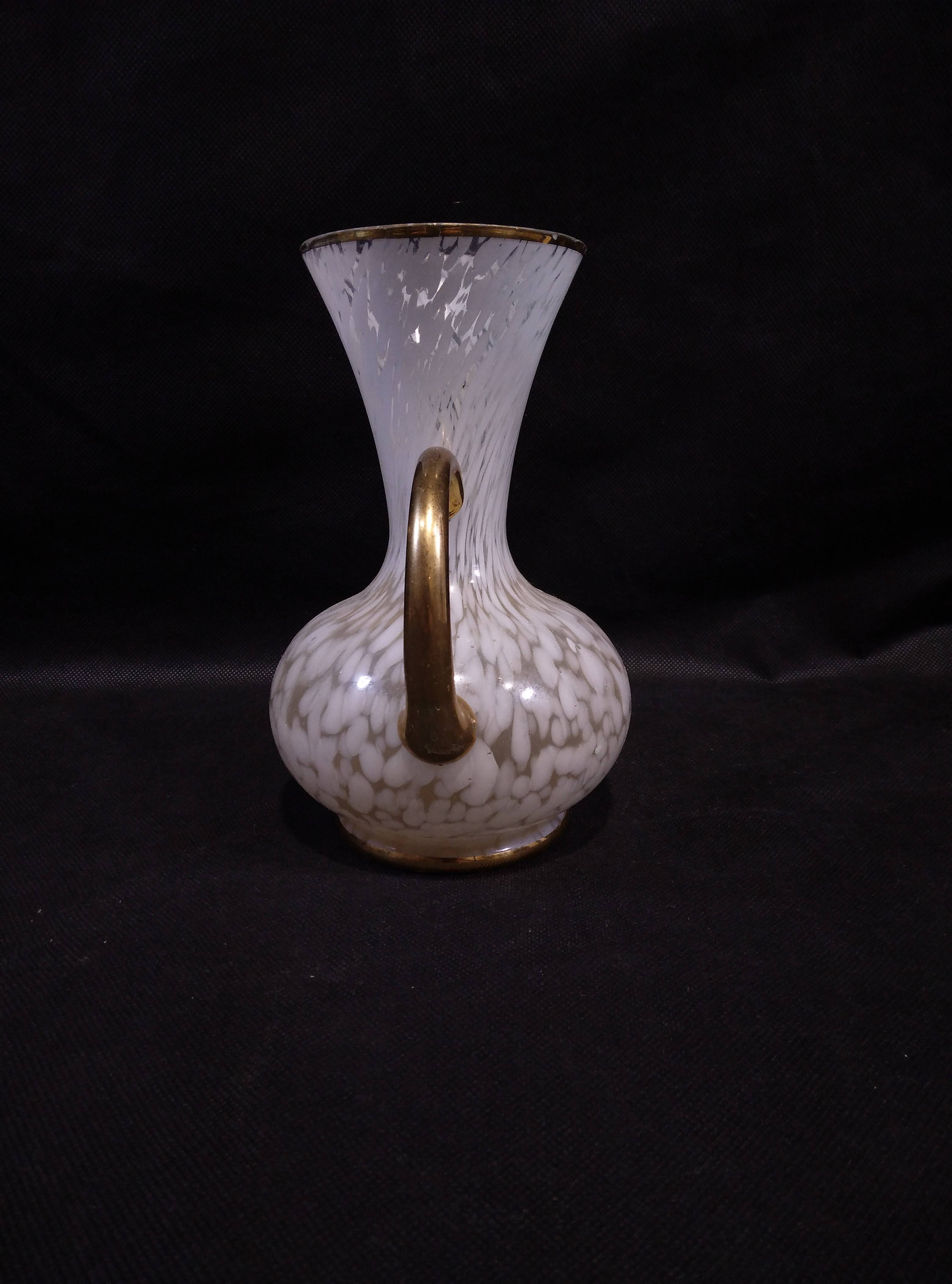 Voir photo 2 de Vase Vintage blanc moucheté avec anses dorées Vase Vintage blanc moucheté avec anses dorées Bon état - Vue 2 -