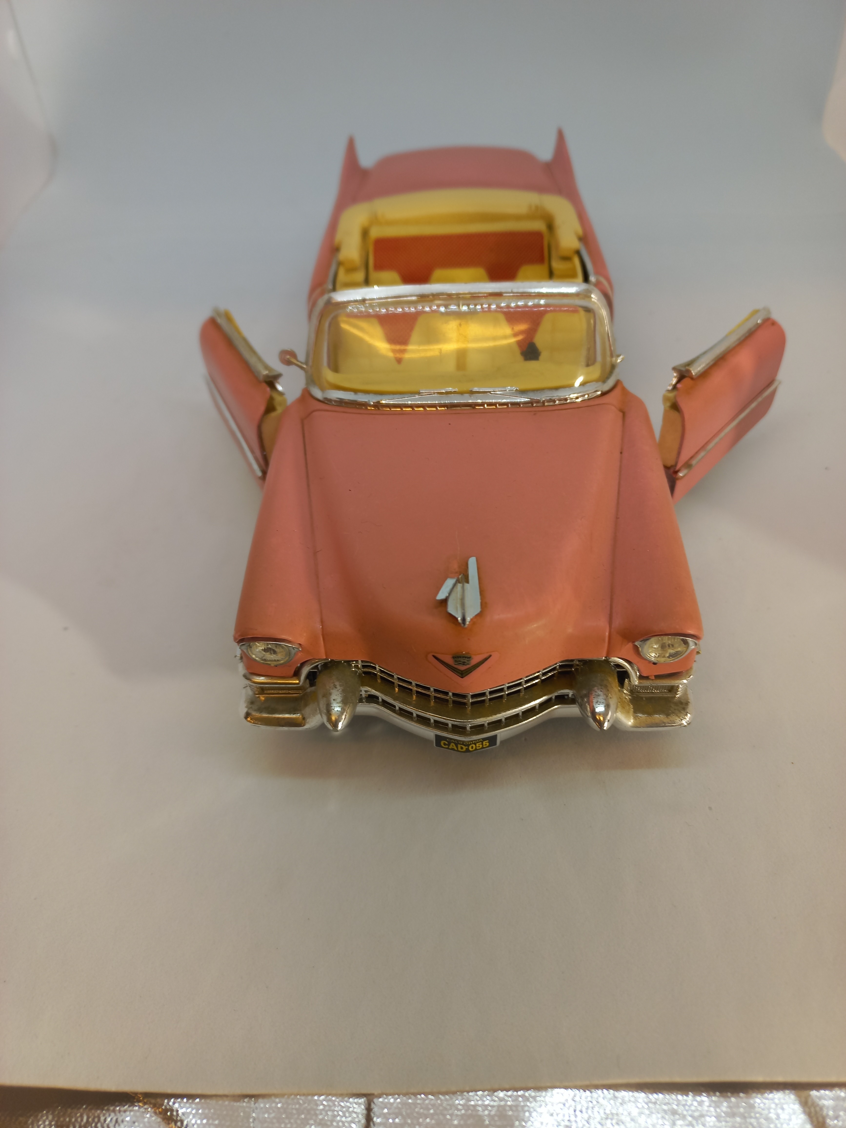 Voir photo 2 de Voiture cadillac rose dans sa boite road signature collection 1957 acier et plastique Voiture cadillac rose dans sa boite road signature collection 1957 acier et plastique Bon état - Vue 2 -