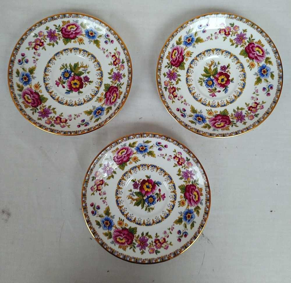 Trois petites soucoupes en porcelaine Grafton avec deux petites tasses . - Photo 1