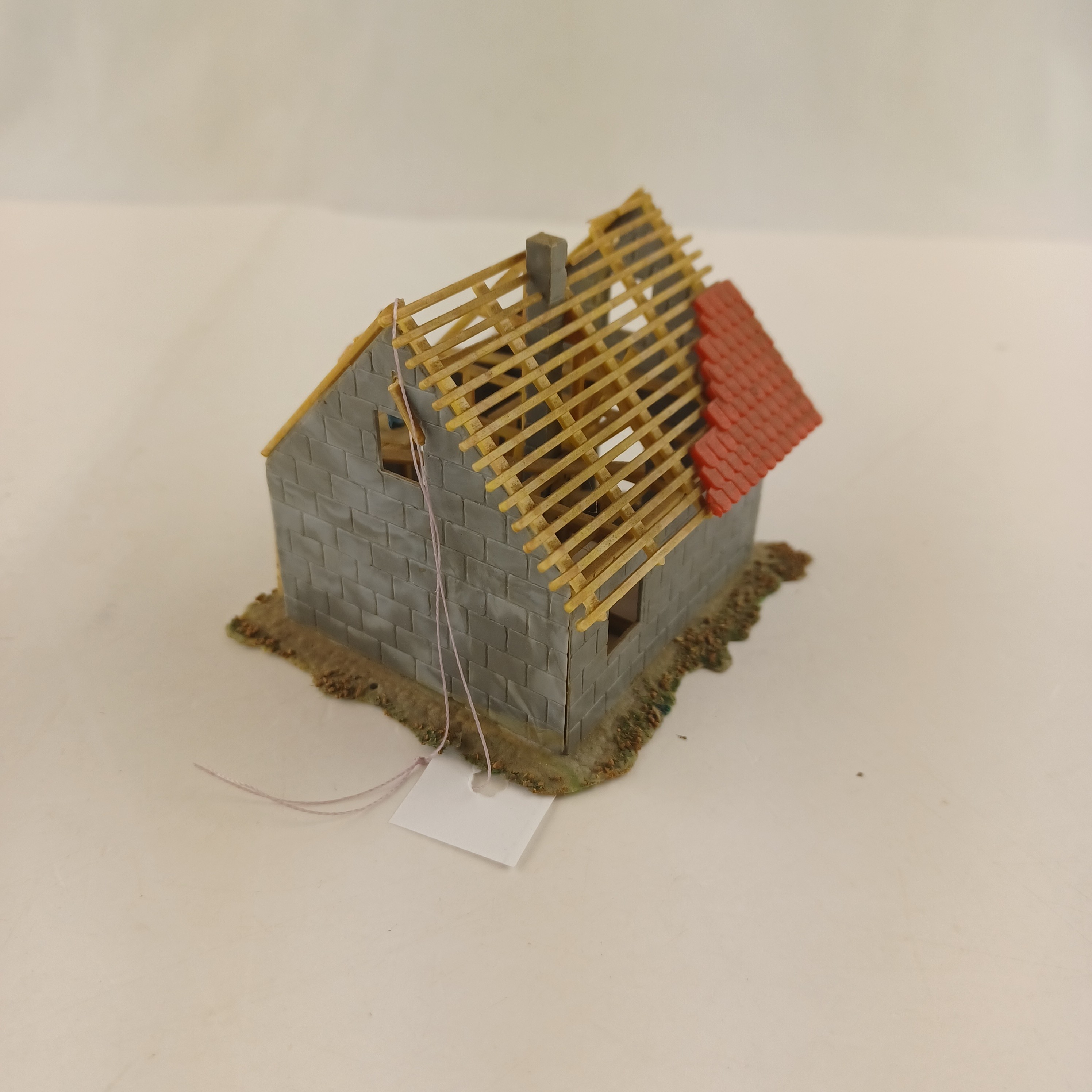 Voir photo 4 de Maquette de modélisme d'une maison en construction de 8x8x6 cm Maquette de modélisme d'une maison en construction de 8x8x6 cm Très bon état - Vue 4 -