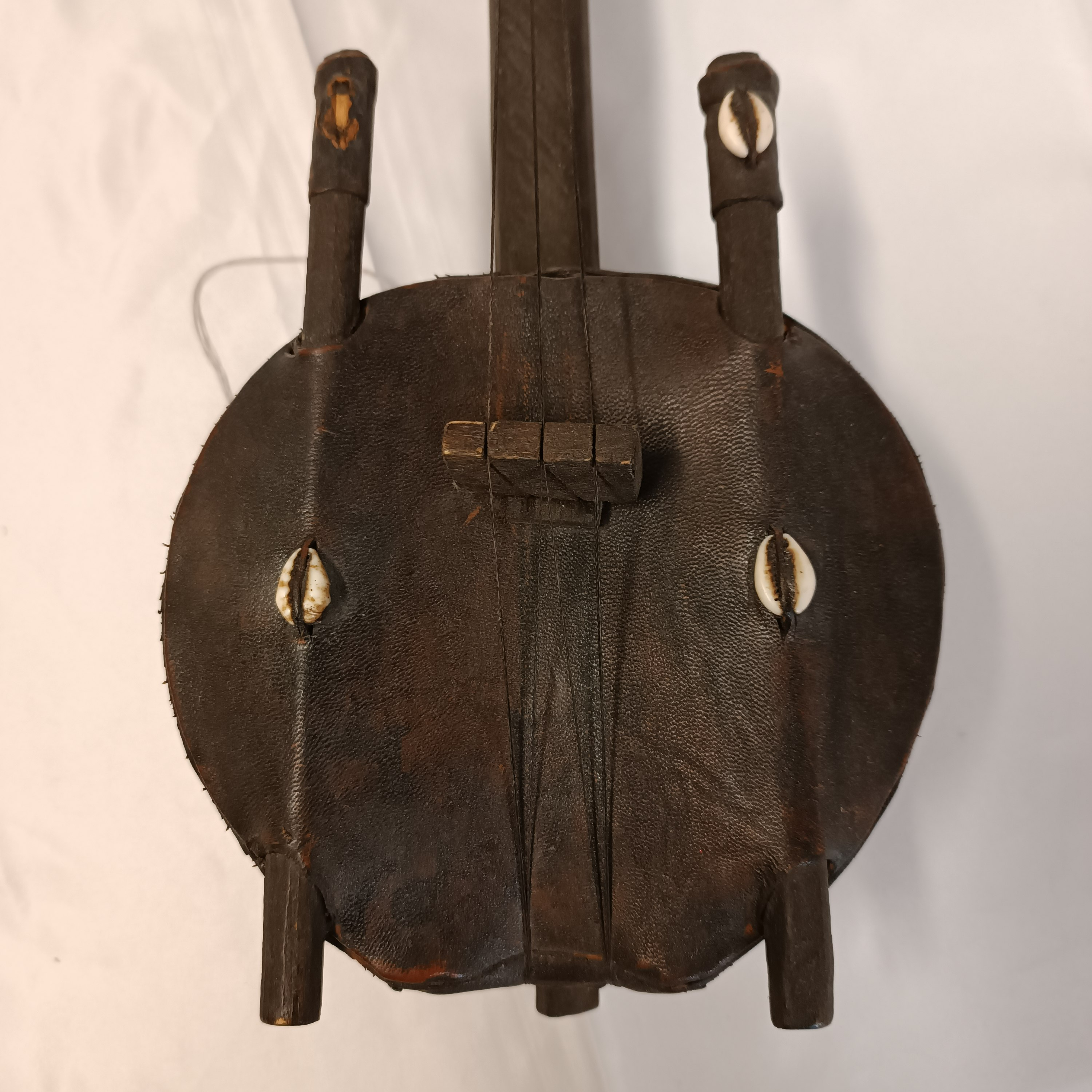 Voir photo 2 de Guitare africaine Guitare africaine - Vue 2 -