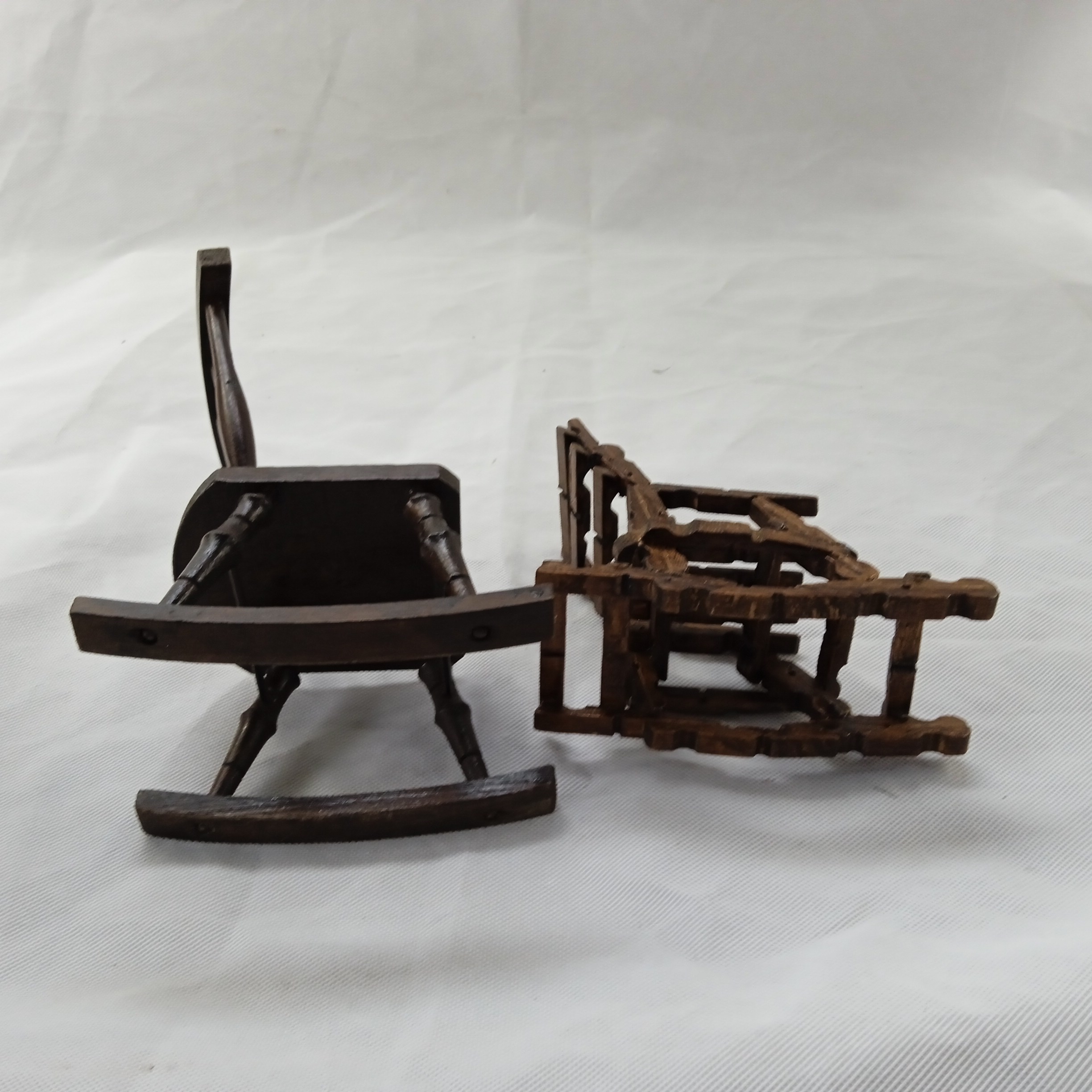 Voir photo 4 de Lot de 2 mini chaises vintage en bois 16 et 22 cm Lot de 2 mini chaises vintage en bois 16 et 22 cm Bon état - Vue 4 -
