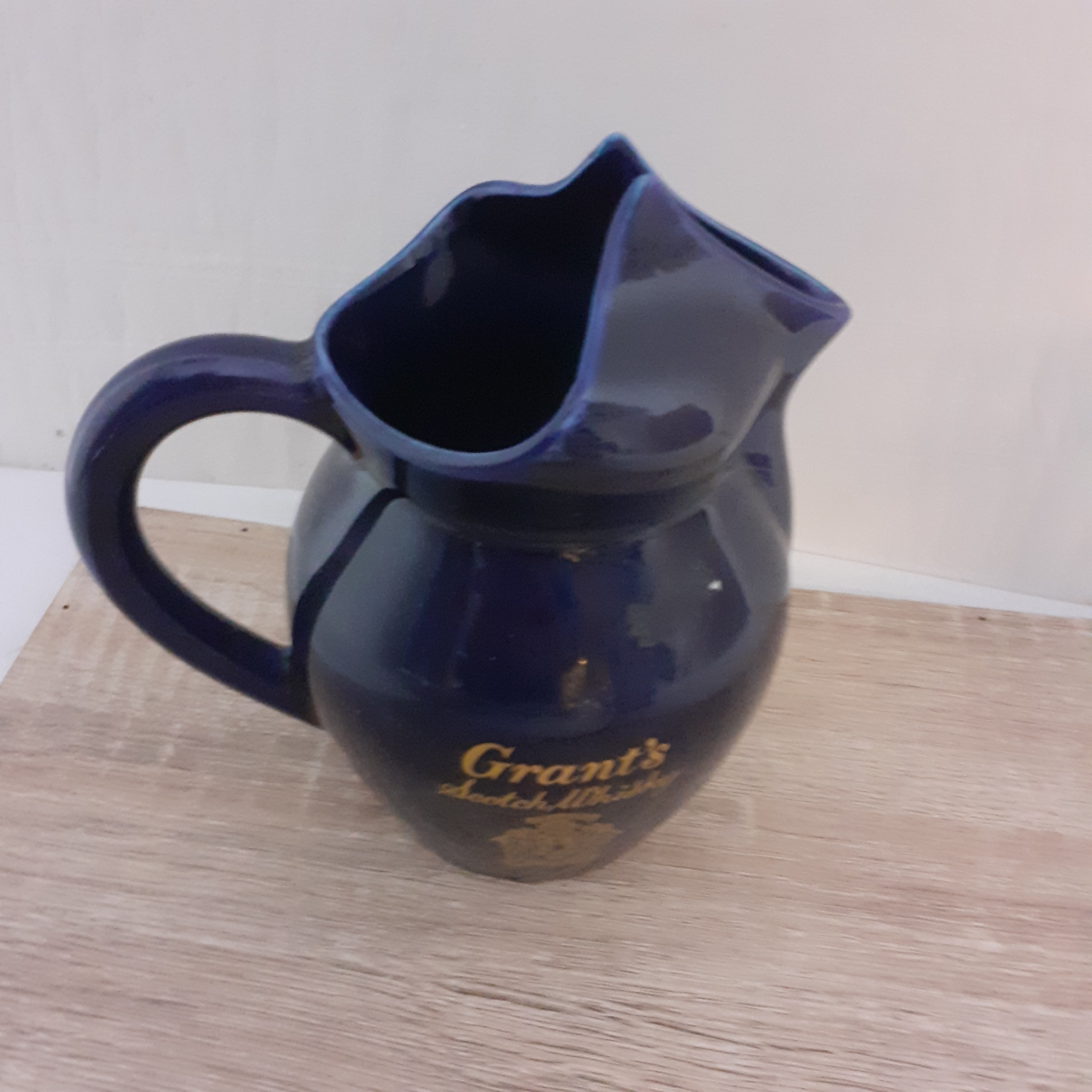 Voir photo 2 de Pichet en céramique de couleur bleu nuit de marque GRANT'S scoth wisky en parfait état. Pichet en céramique de couleur bleu nuit de marque GRANT'S scoth wisky en parfait état. Très bon état - Vue 2 -