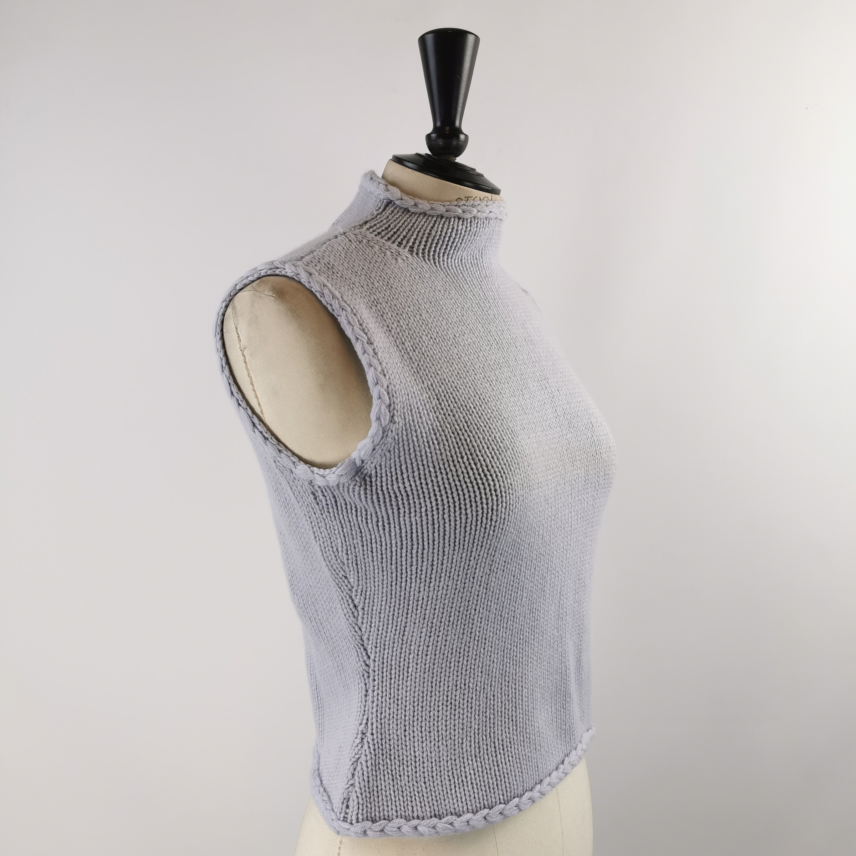 Voir photo 3 de Cristiano Fissore – Top sans manches en maille lilas (taille FR 38) Cristiano Fissore – Top sans manches en maille lilas (taille FR 38) Très bon état - Vue 3 -