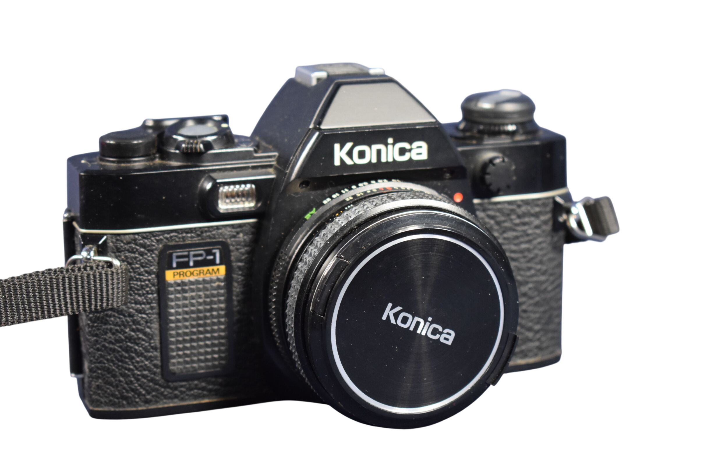 Appareil photos argentiques KONICA FP-1, dans son étui d'origine, muni de sa clé + objectif KONICA 135/F3.5 complet de ses notices + flash SUNPAK auto 20 SR. Bon état -  reconditionné disponible sur Label Emmaüs