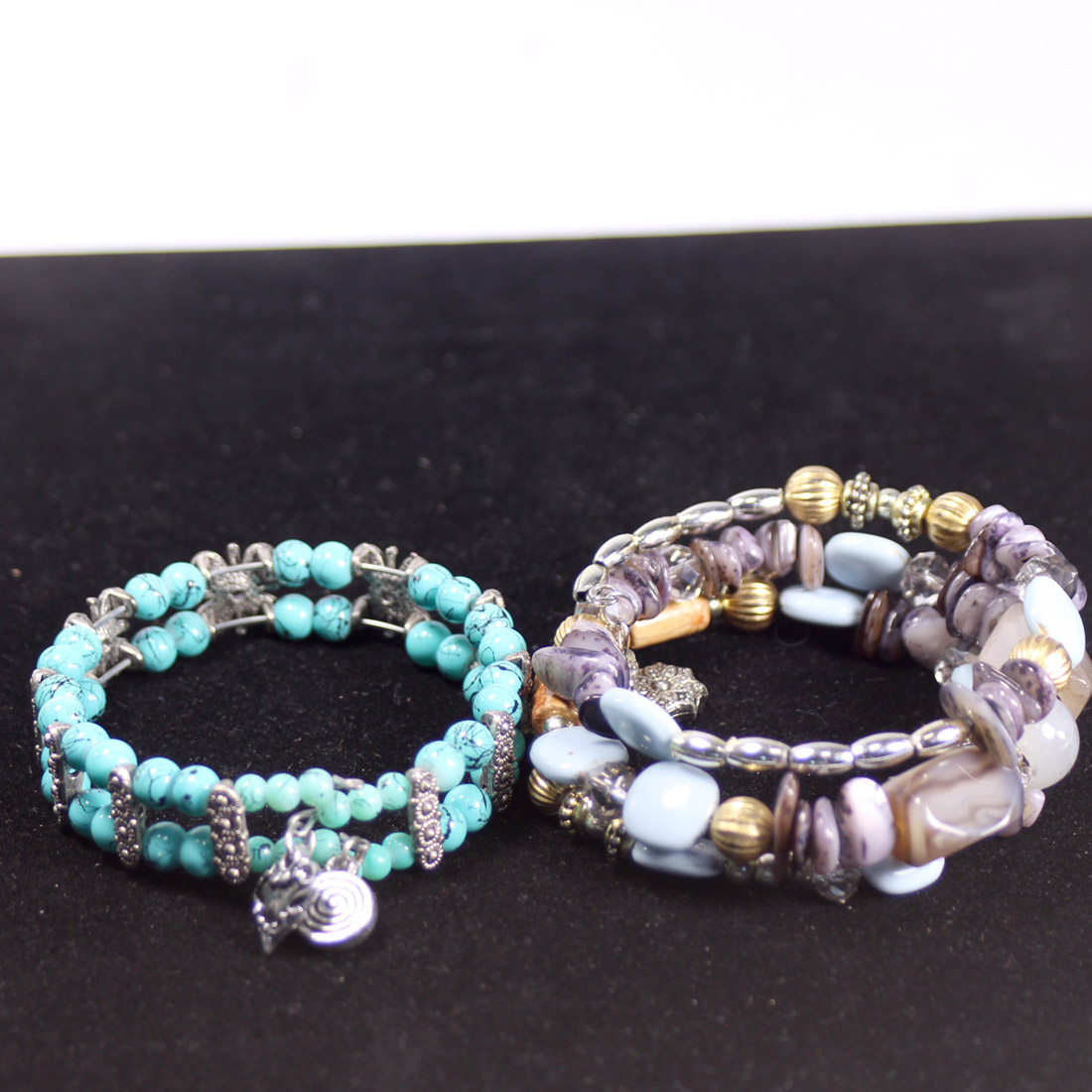 Voir photo 2 de Bracelets manchettes en perles Bracelets manchettes en perles Bon état - Vue 2 -