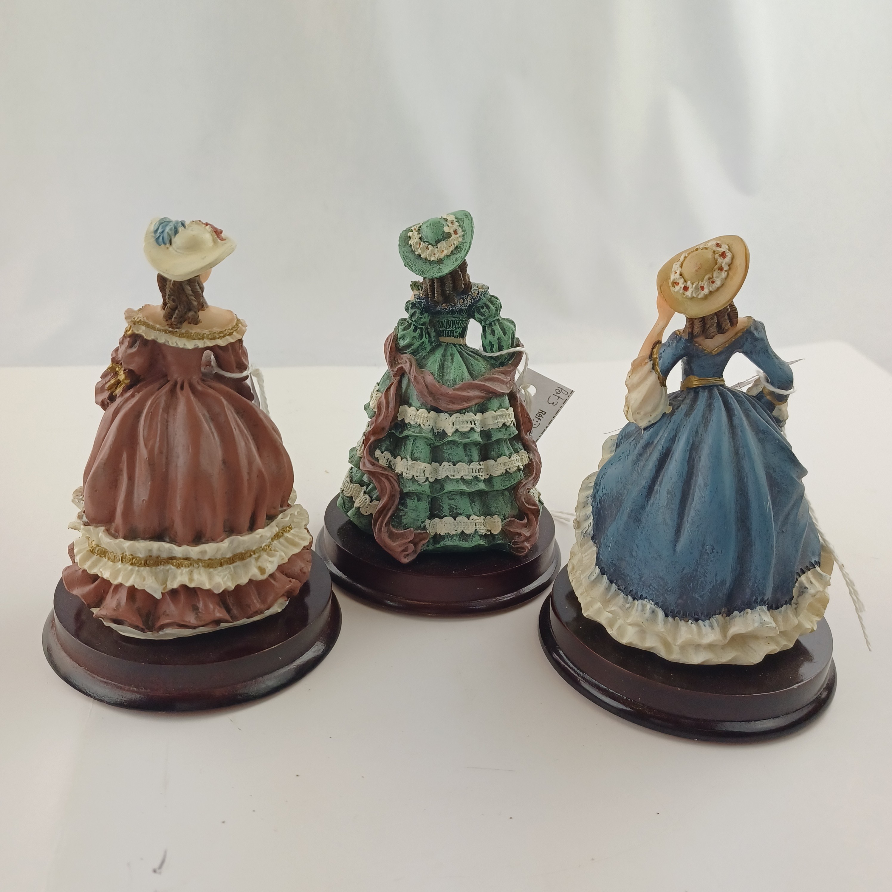Lot de 3 figurines de jeunes femmes victoriennes nobles à grand chapeaux fleuris de 13cm sur socle Très bon état - Vue 5 - 