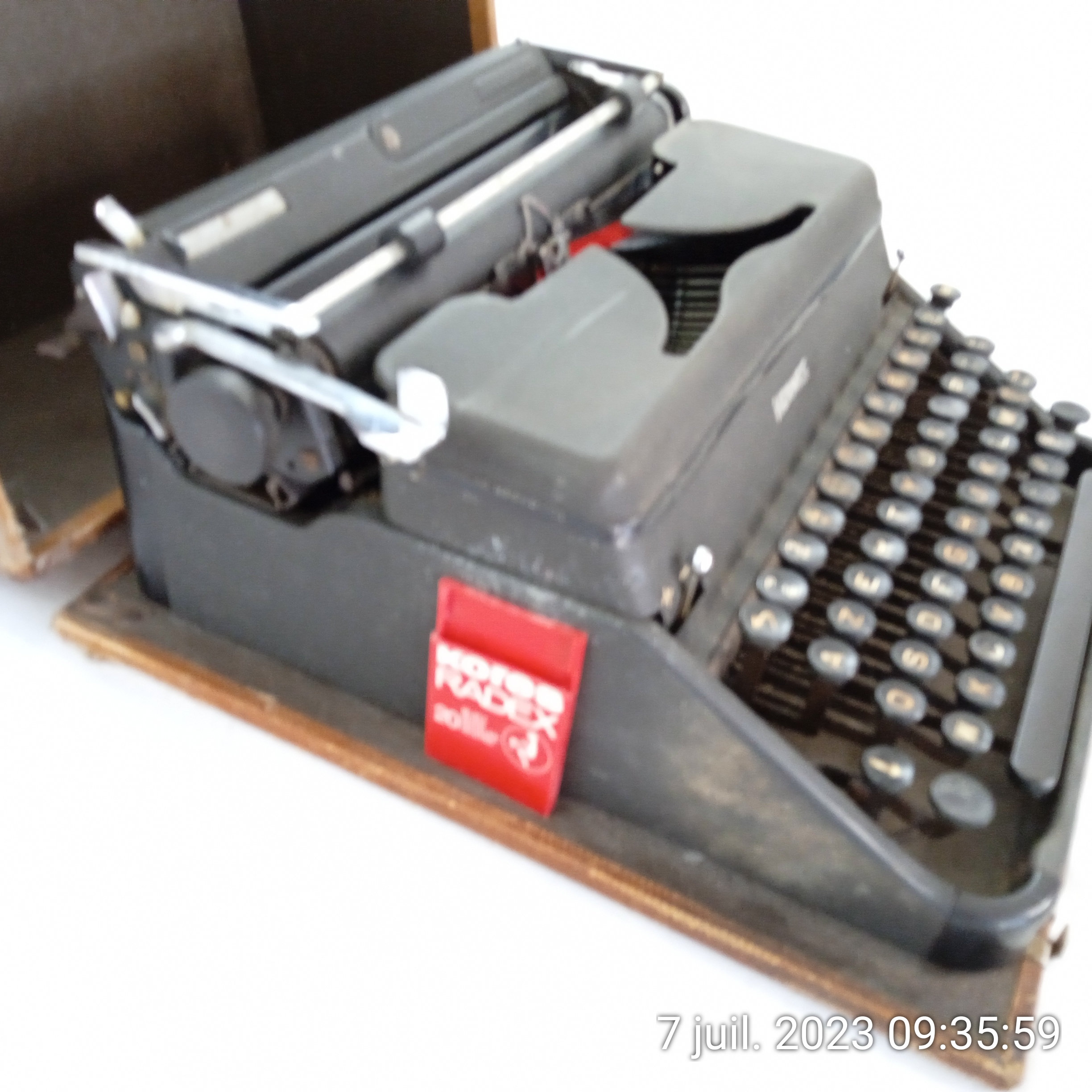 Machine à écrire Hermes 2000 produite en 1952 avec valise en bois d'origine - Photo 4