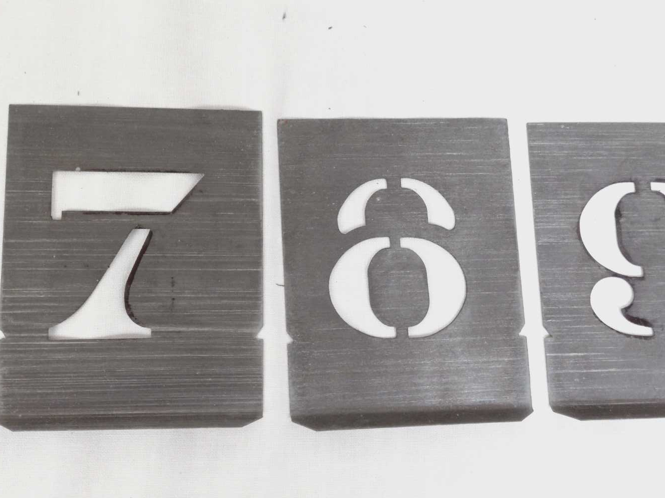 Pochoirs ancien alphabet en deux taillestaille et chiffres en zinc, complet. Bon état - Vue 7 - 