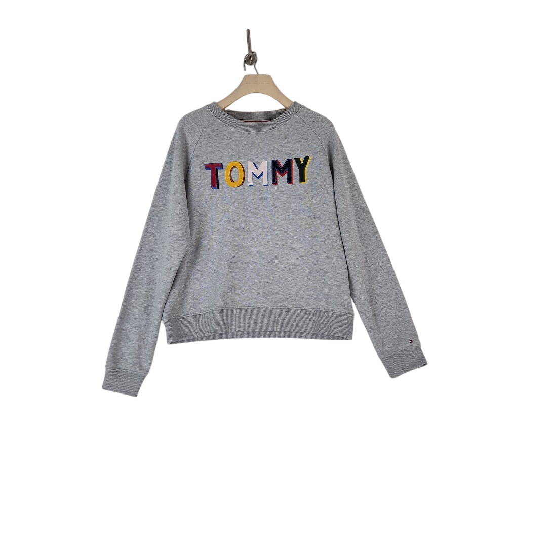 Tommy Hilfiger - Polo gris - Taille M mesures Carrure Poitrine= 52 cm Longueur=56 cm Très bon état -  reconditionné disponible sur Label Emmaüs