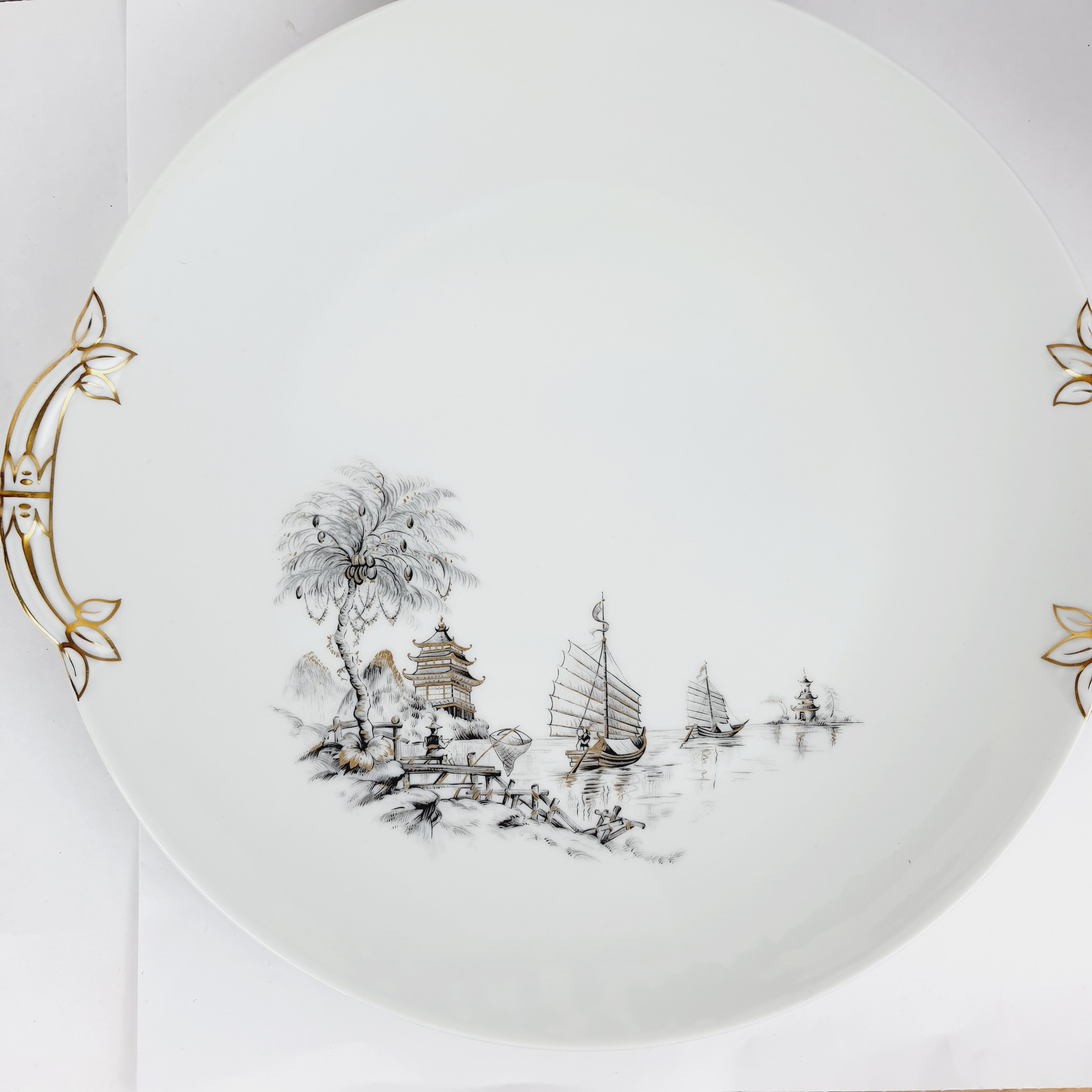 Acheter Plat en porcelaine de Limoges - Charles Ahrenfeldt - 12,00 € Plat en porcelaine de Limoges - Charles Ahrenfeldt - reconditionné disponible sur Label Emmaüs